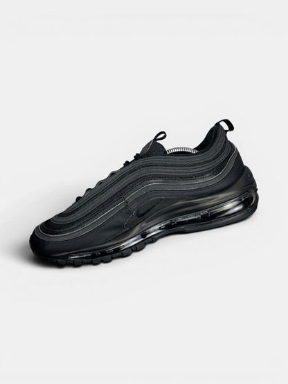 Nike Air Max 97 Triple Black AM97 Triple Black — buty sportowe męskie w bardzo dobrym stanie rozmiar 42, wewnętrzny panel prawego buta