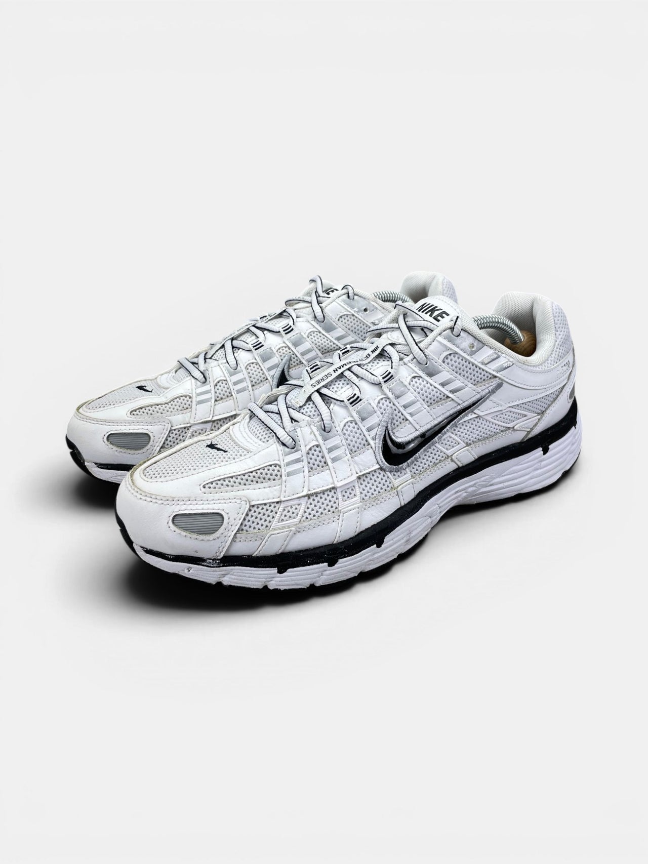 Nike P-6000 P-6000 Metallic Silver — buty sportowe męskie w bardzo dobrym stanie rozmiar 45, widok z boku