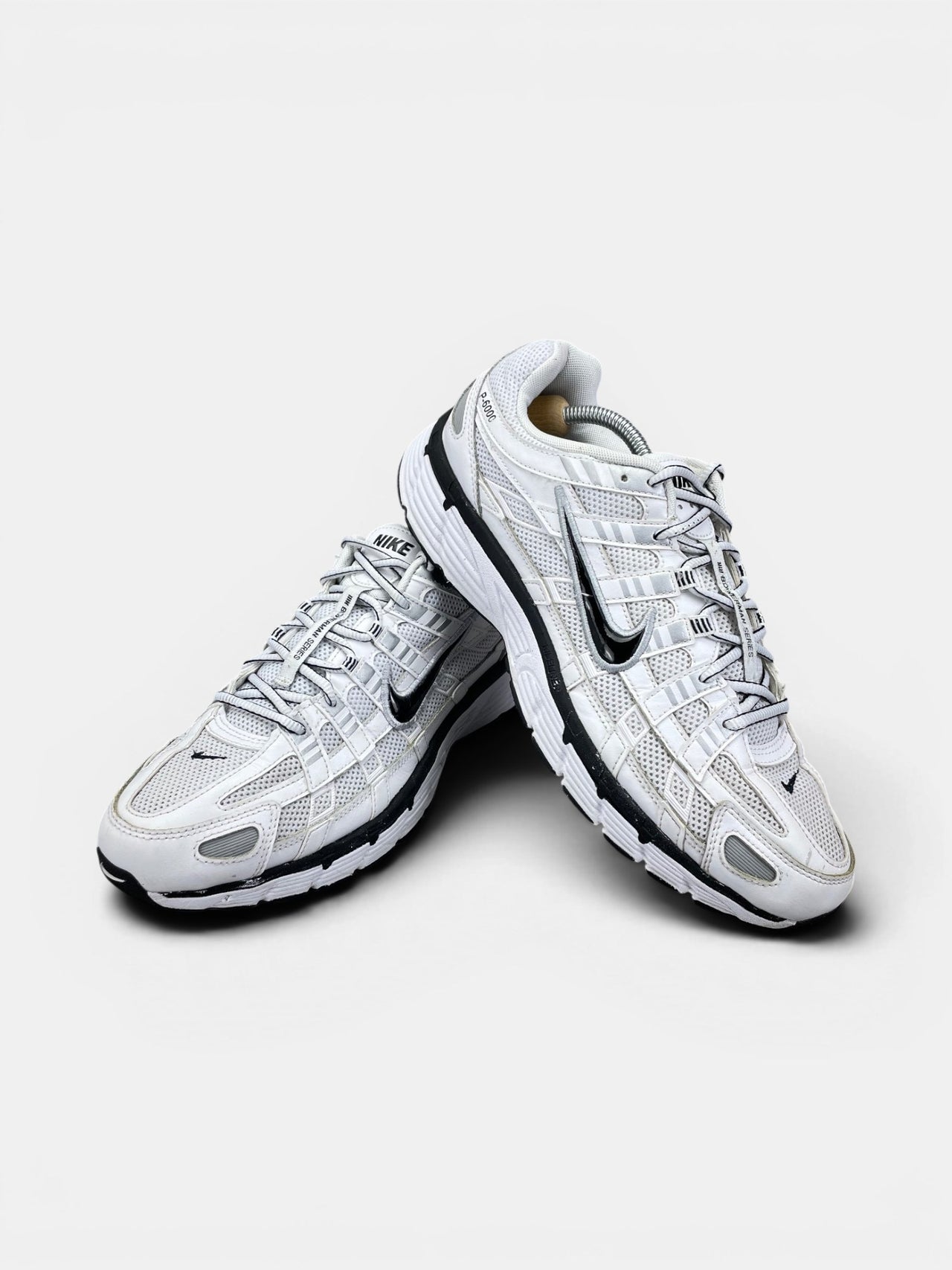 Nike P-6000 P-6000 Metallic Silver — buty sportowe męskie w bardzo dobrym stanie rozmiar 45, boczny profil