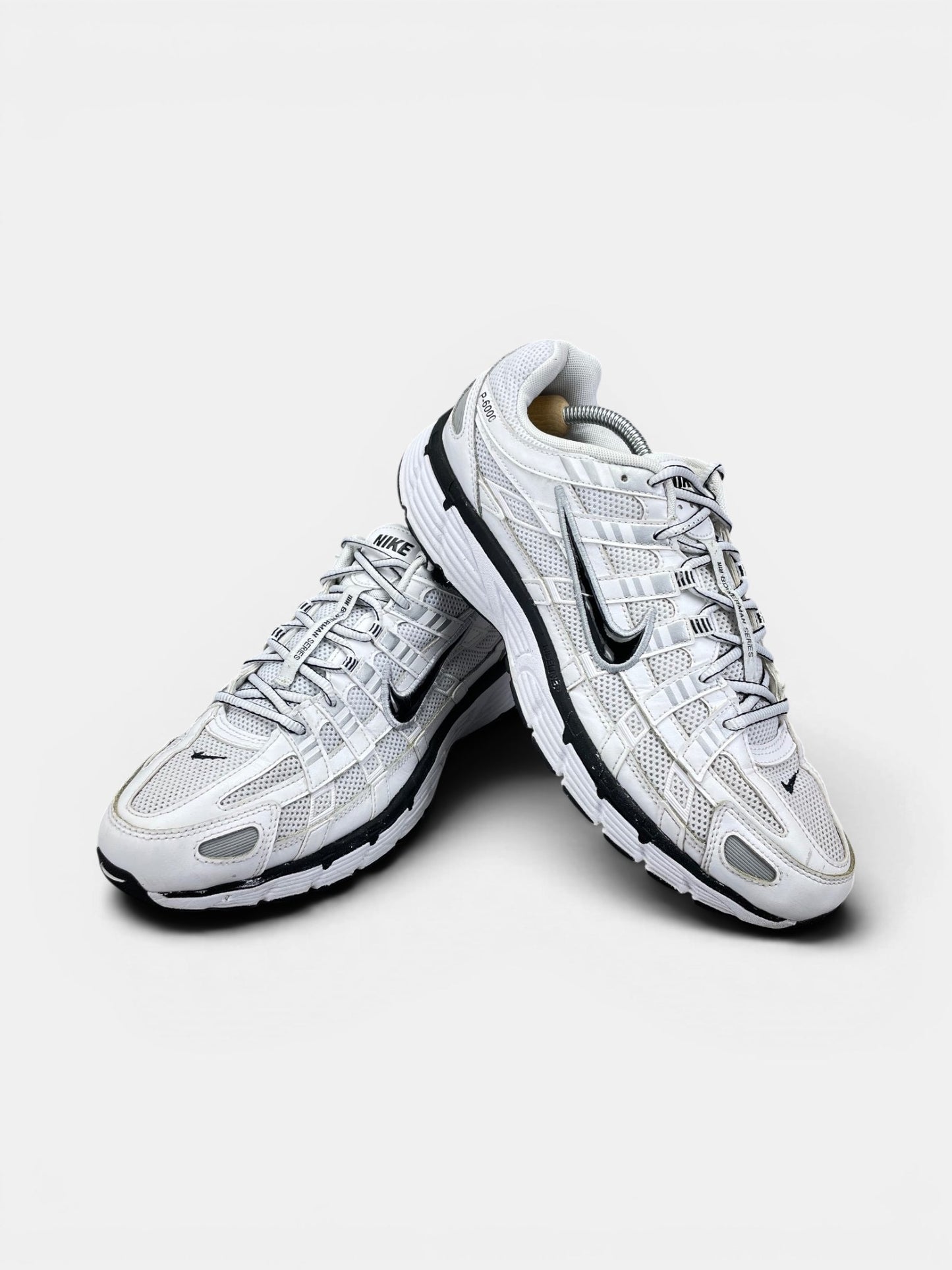 Nike P-6000 P-6000 Metallic Silver — buty sportowe męskie w bardzo dobrym stanie rozmiar 45, boczny profil