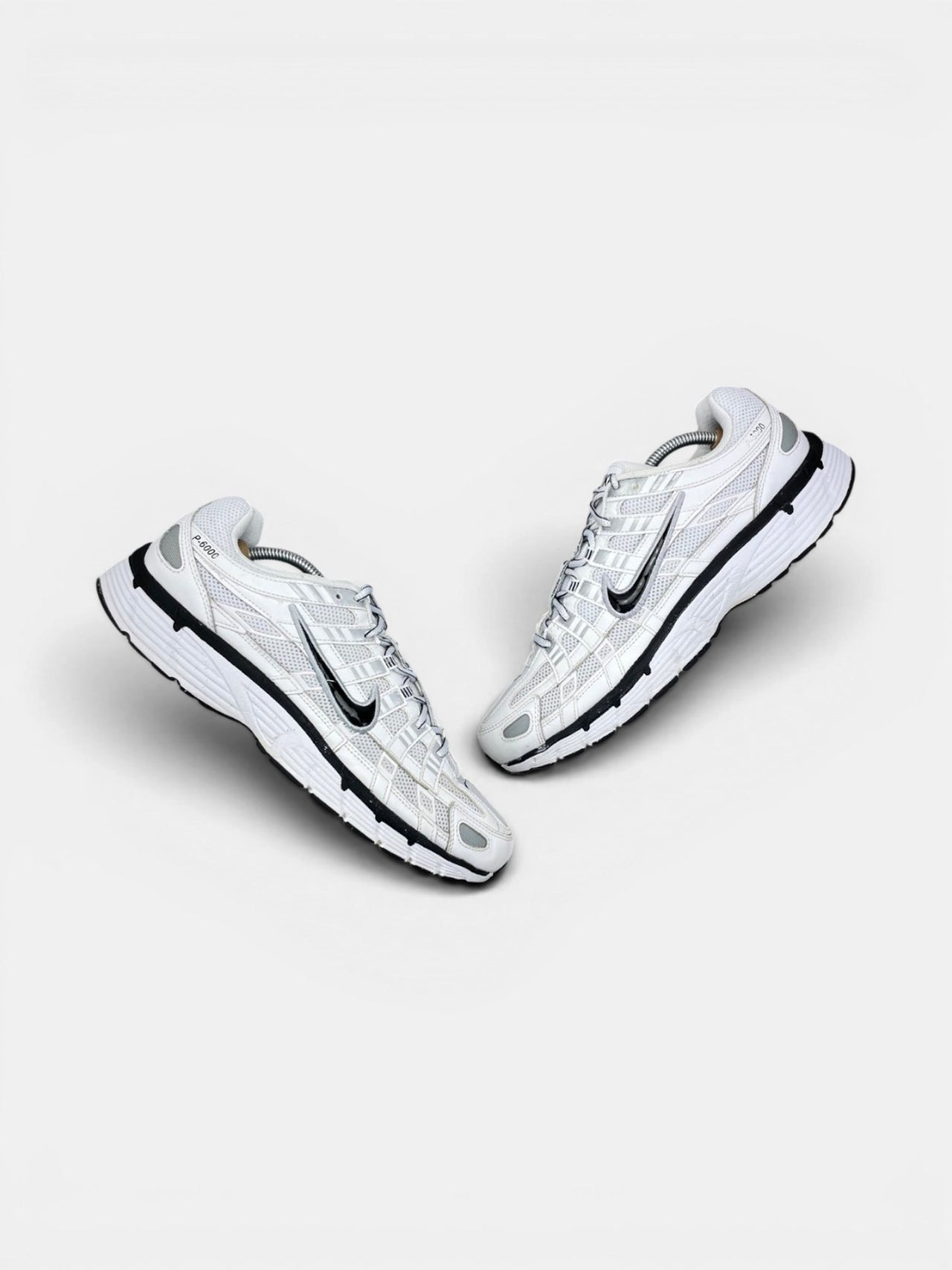 Nike P-6000 P-6000 Metallic Silver — buty sportowe męskie w bardzo dobrym stanie rozmiar 45, widok z góry na zewnętrzną stronę butów