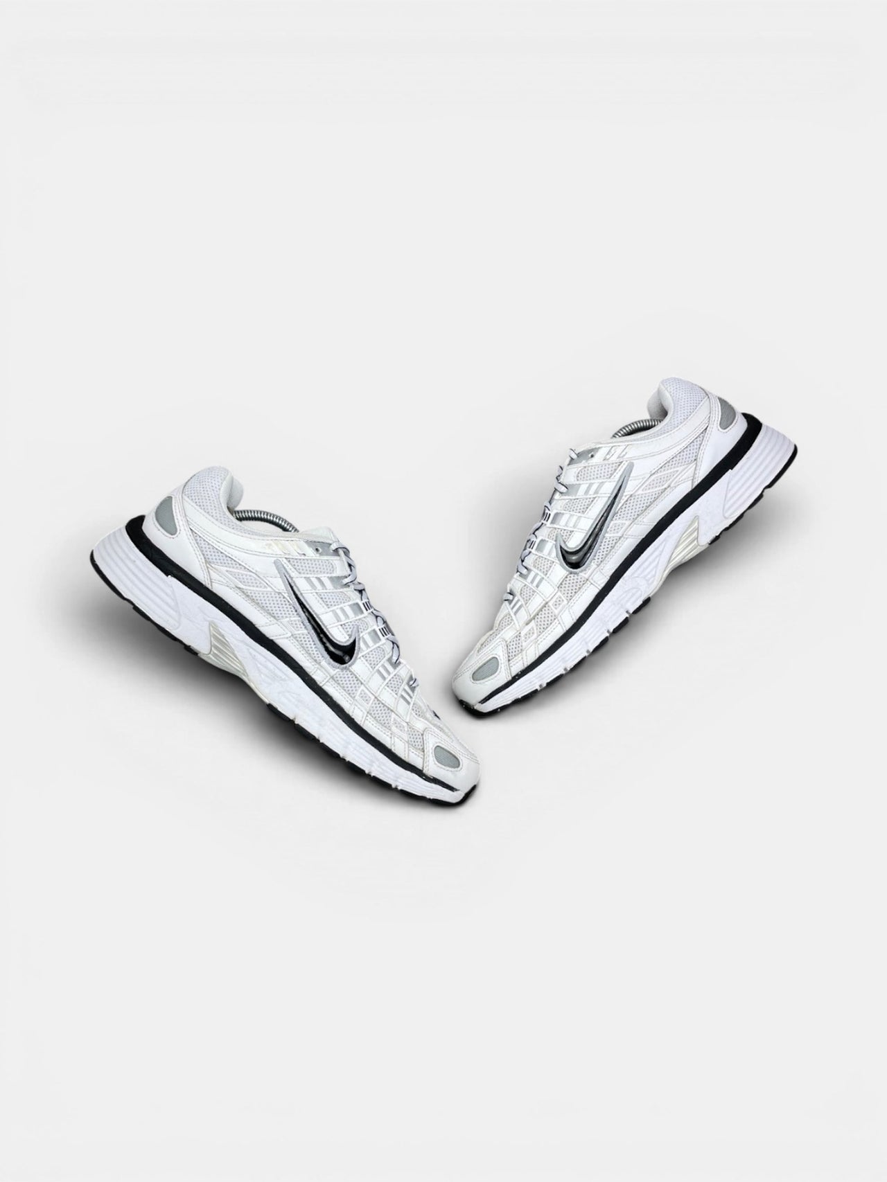 Nike P-6000 P-6000 Metallic Silver — buty sportowe męskie w bardzo dobrym stanie rozmiar 45, zewnętrzny panel prawego buta