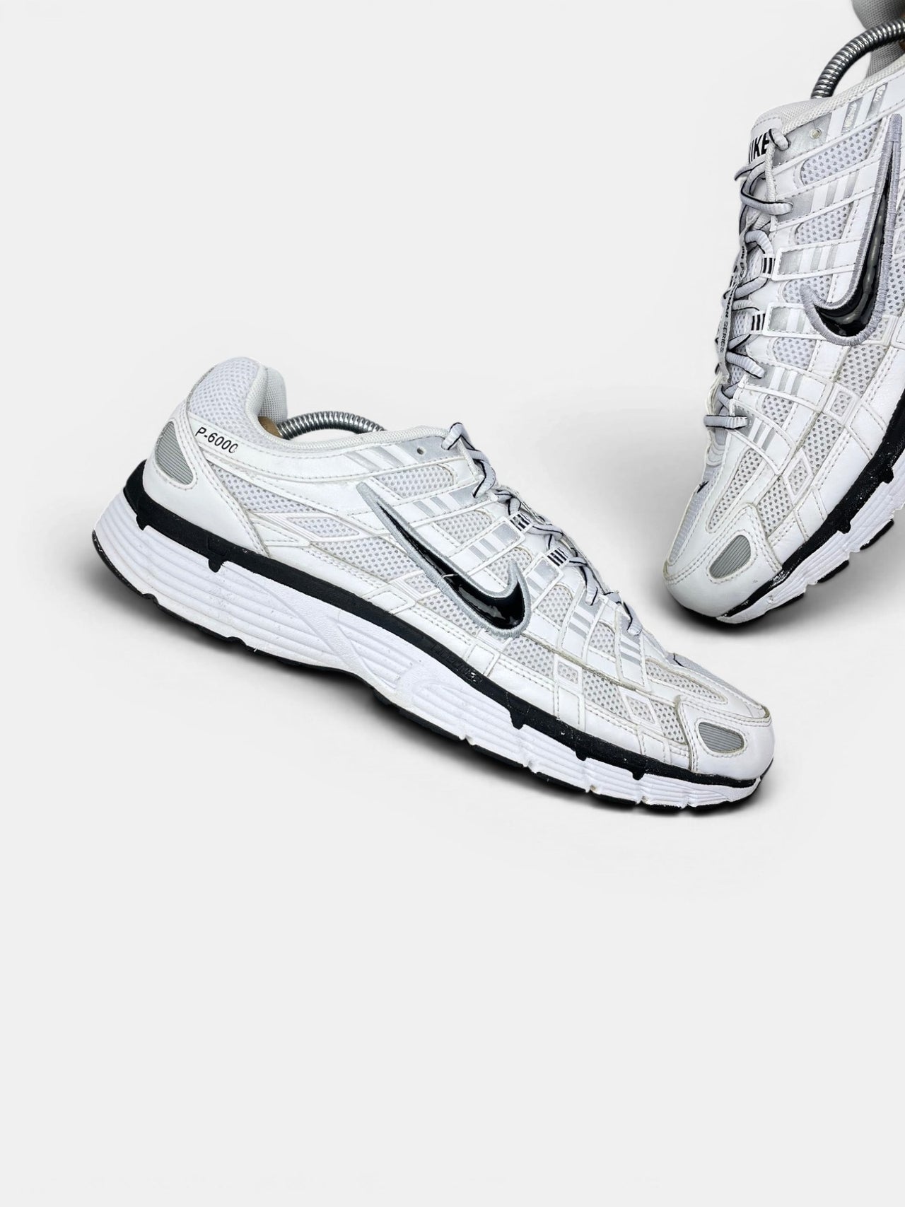 Nike P-6000 P-6000 Metallic Silver — buty sportowe męskie w bardzo dobrym stanie rozmiar 45, zewnętrzny panel lewego buta