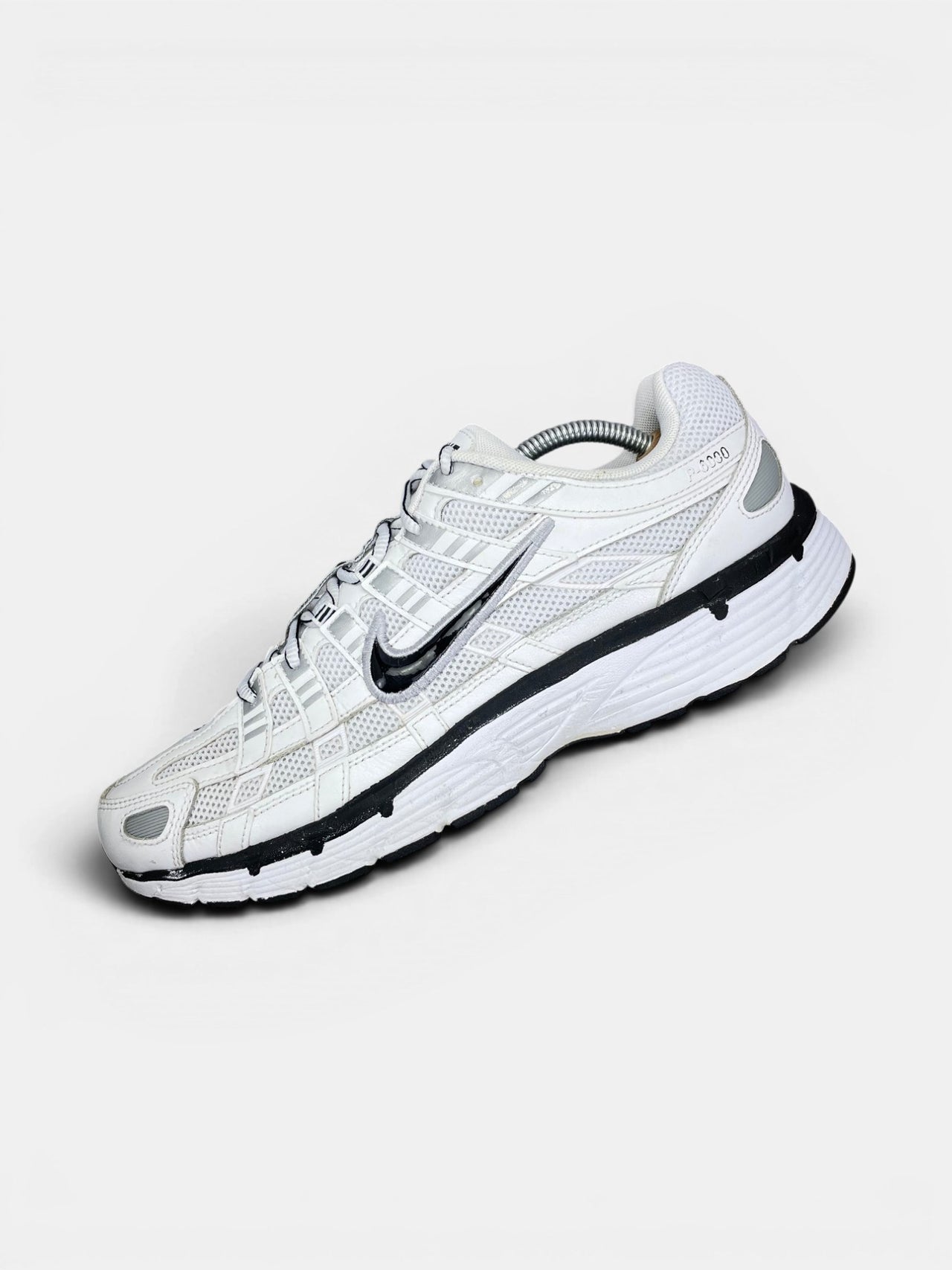 Nike P-6000 P-6000 Metallic Silver — buty sportowe męskie w bardzo dobrym stanie rozmiar 45, widok z góry na wewnętrzną stronę butów