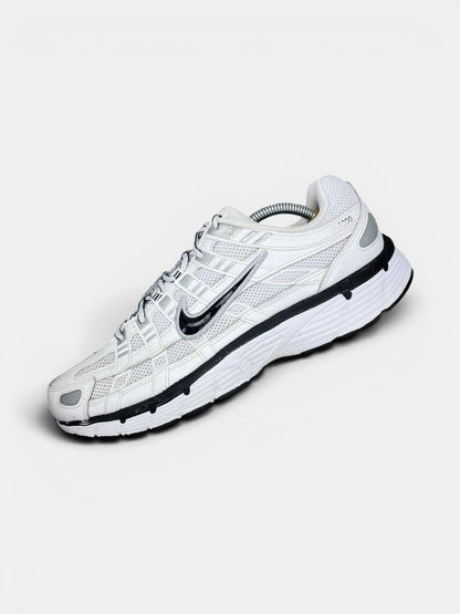 Nike P-6000 P-6000 Metallic Silver — buty sportowe męskie w bardzo dobrym stanie rozmiar 45, widok z góry na wewnętrzną stronę butów