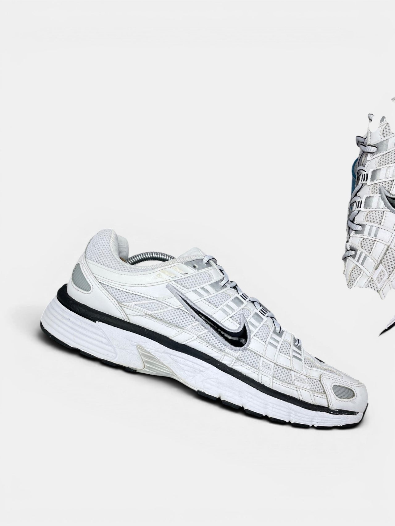 Nike P-6000 P-6000 Metallic Silver — buty sportowe męskie w bardzo dobrym stanie rozmiar 45, wewnętrzny panel lewego buta