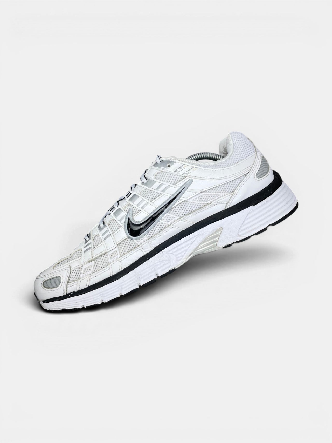 Nike P-6000 P-6000 Metallic Silver — buty sportowe męskie w bardzo dobrym stanie rozmiar 45, wewnętrzny panel prawego buta