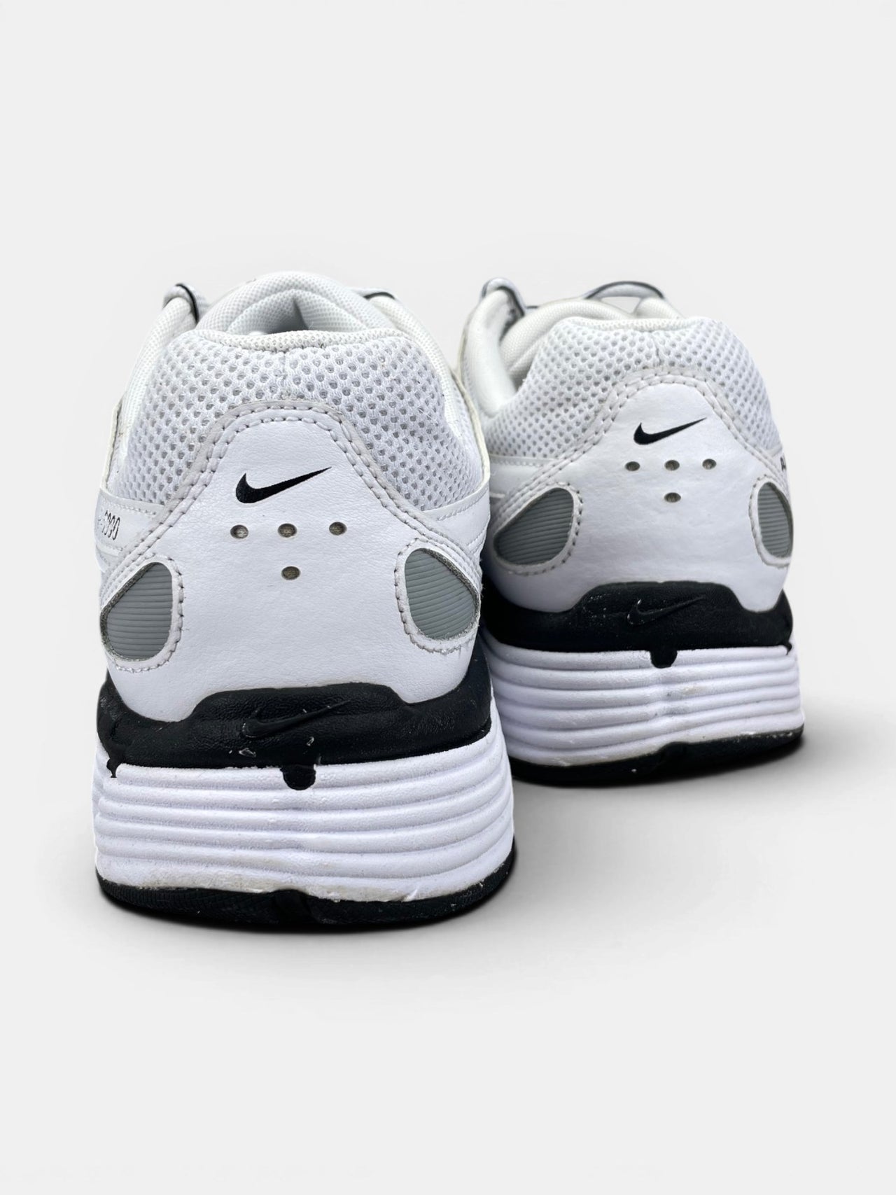 Nike P-6000 P-6000 Metallic Silver — buty sportowe męskie w bardzo dobrym stanie rozmiar 45, widok z tyłu