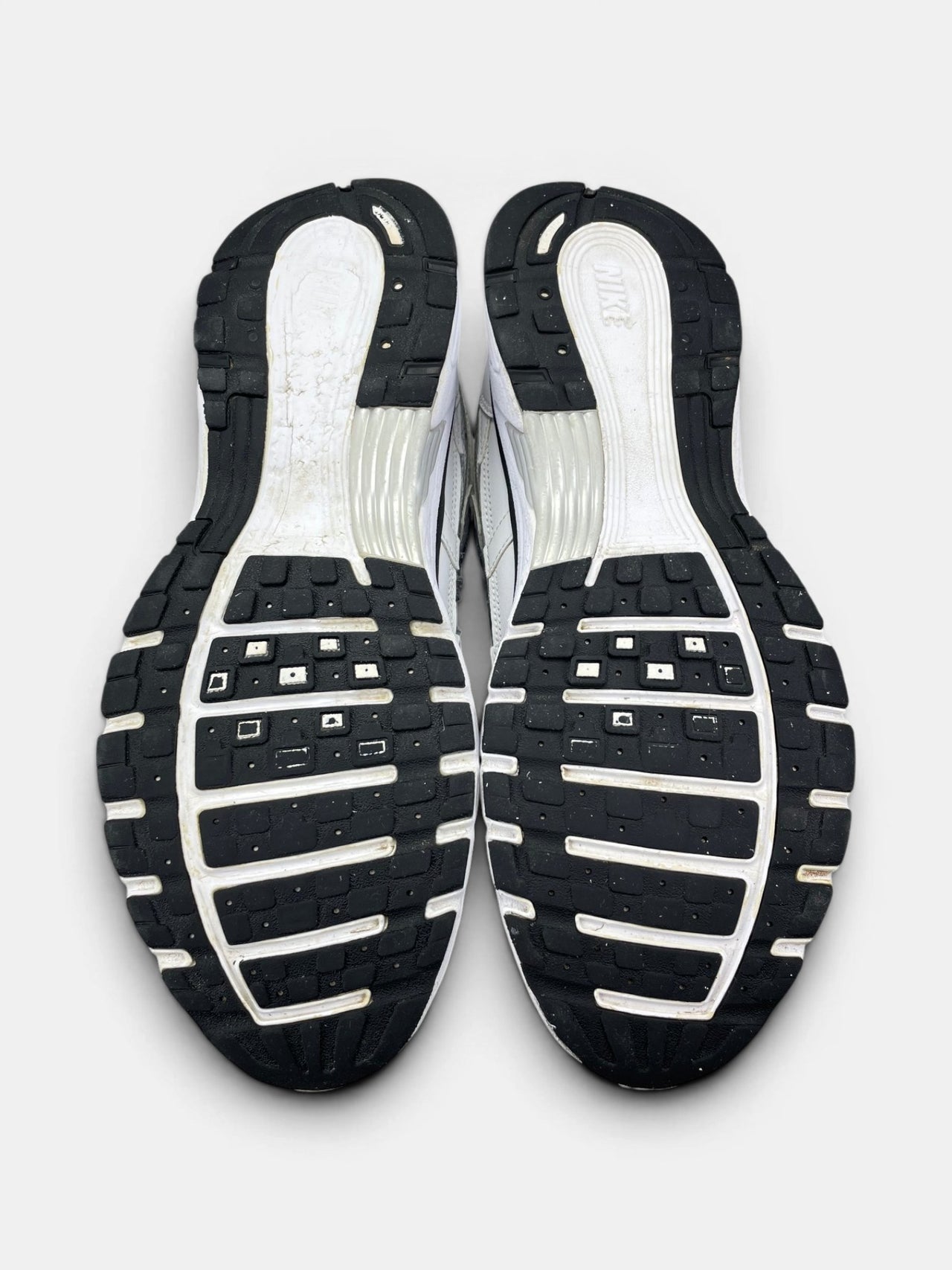 Nike P-6000 P-6000 Metallic Silver — buty sportowe męskie w bardzo dobrym stanie rozmiar 45, podeszwa