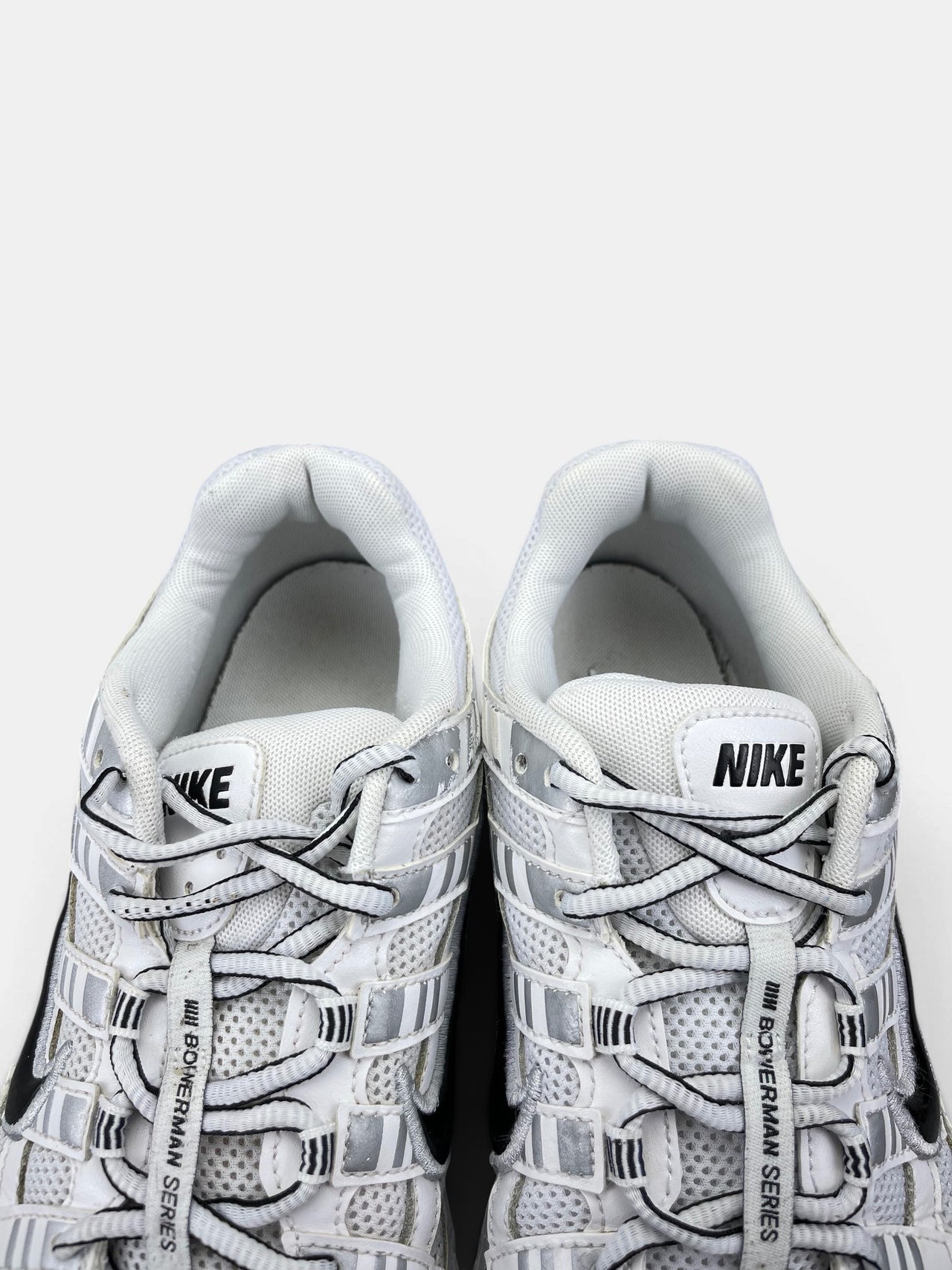 Nike P-6000 P-6000 Metallic Silver — buty sportowe męskie w bardzo dobrym stanie rozmiar 45, zapiętki butów