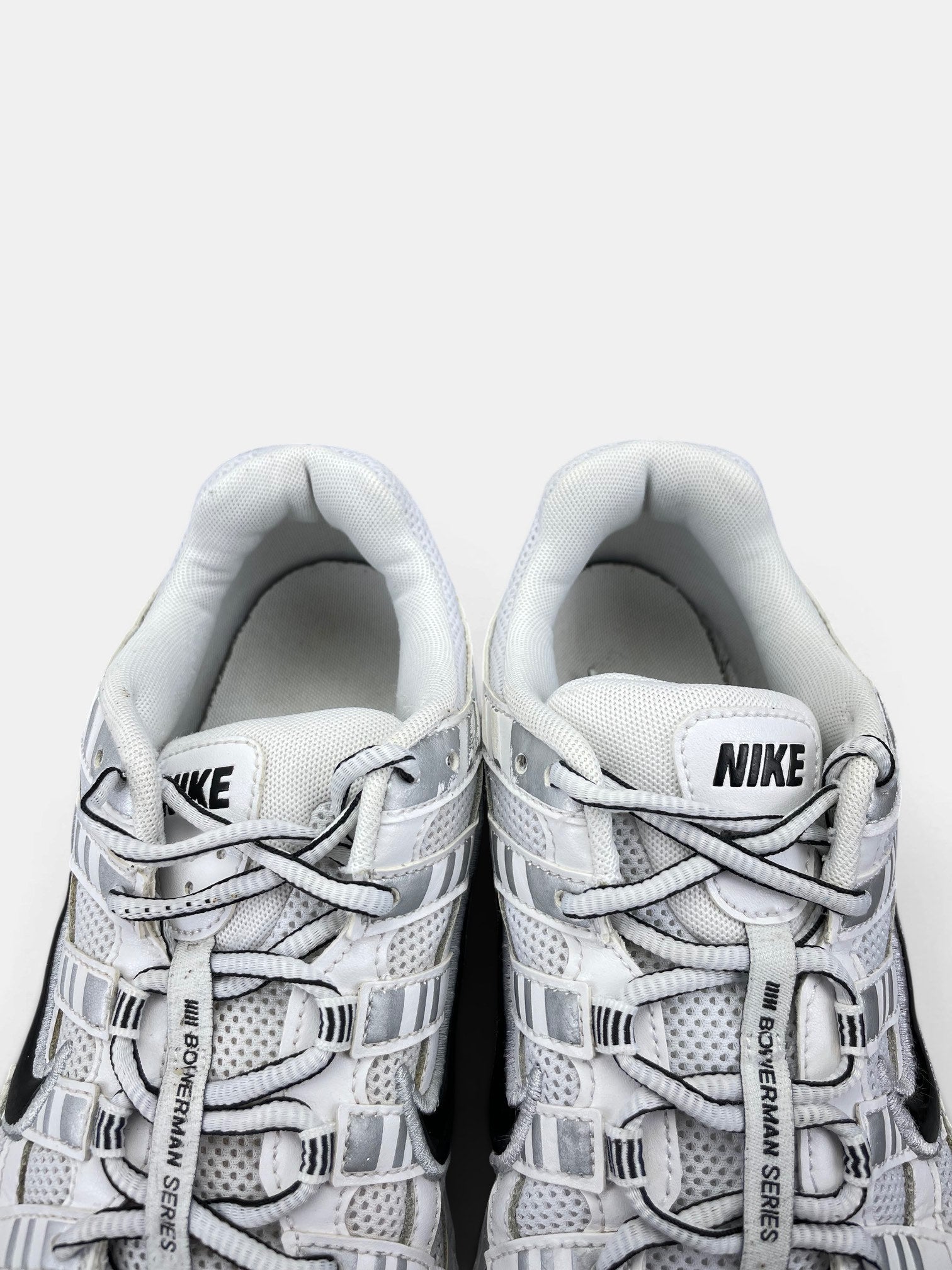 Nike P-6000 P-6000 Metallic Silver — buty sportowe męskie w bardzo dobrym stanie rozmiar 45, zapiętki butów