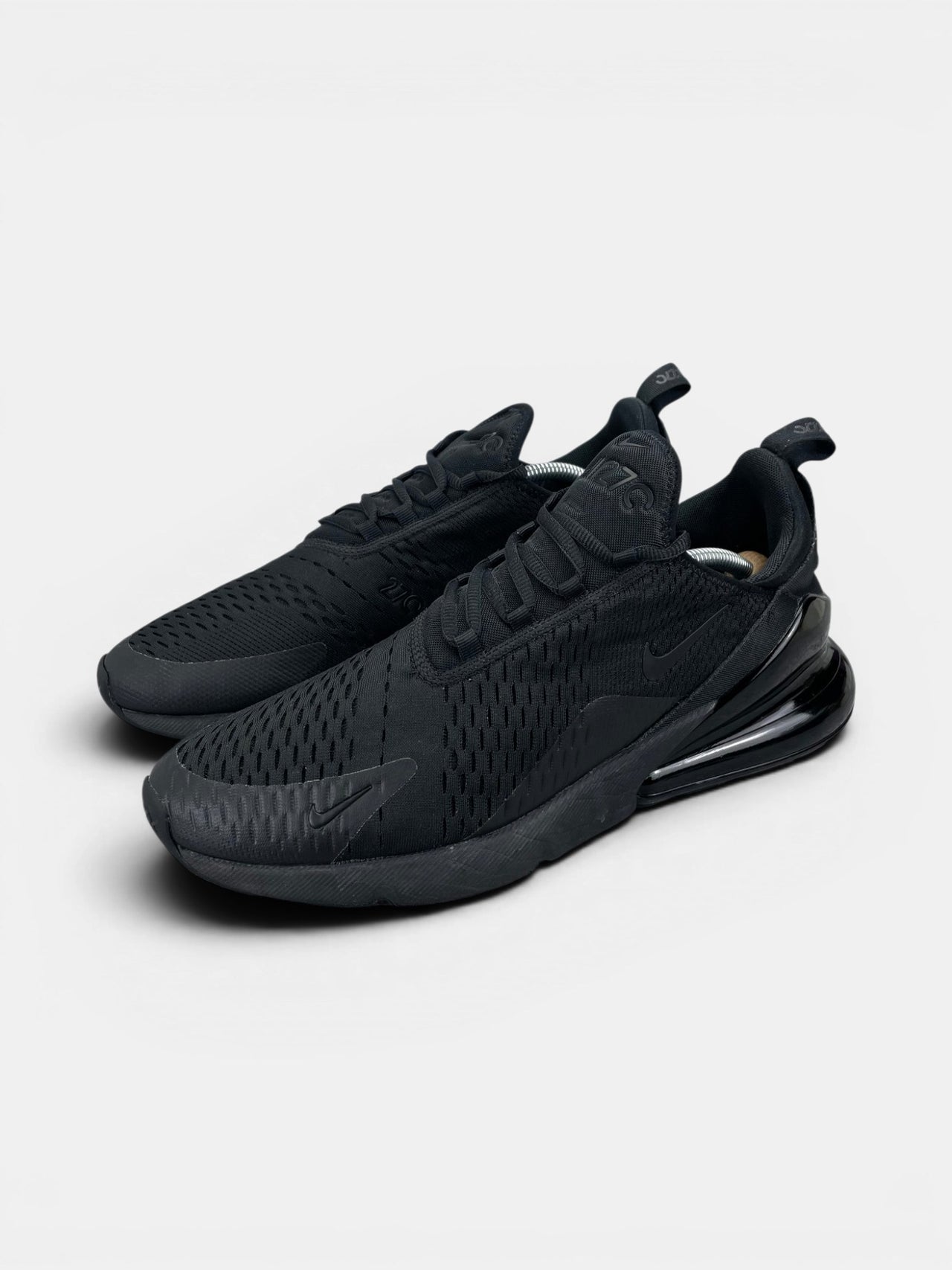Nike Air Max 270 Triple Black — buty sportowe męskie w bardzo dobrym stanie rozmiar 46, widok z boku