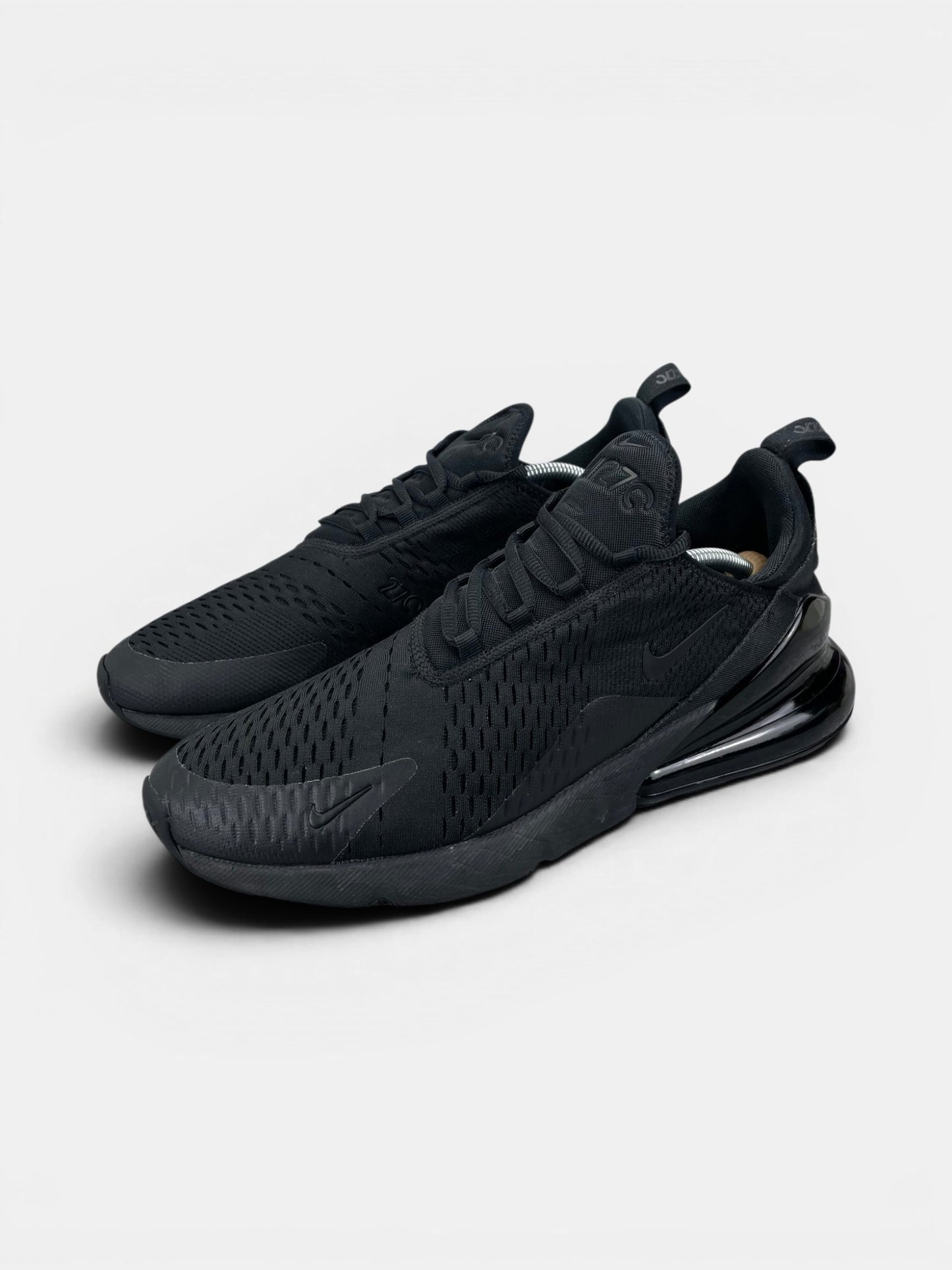 Nike Air Max 270 Triple Black — buty sportowe męskie w bardzo dobrym stanie rozmiar 46, widok z boku