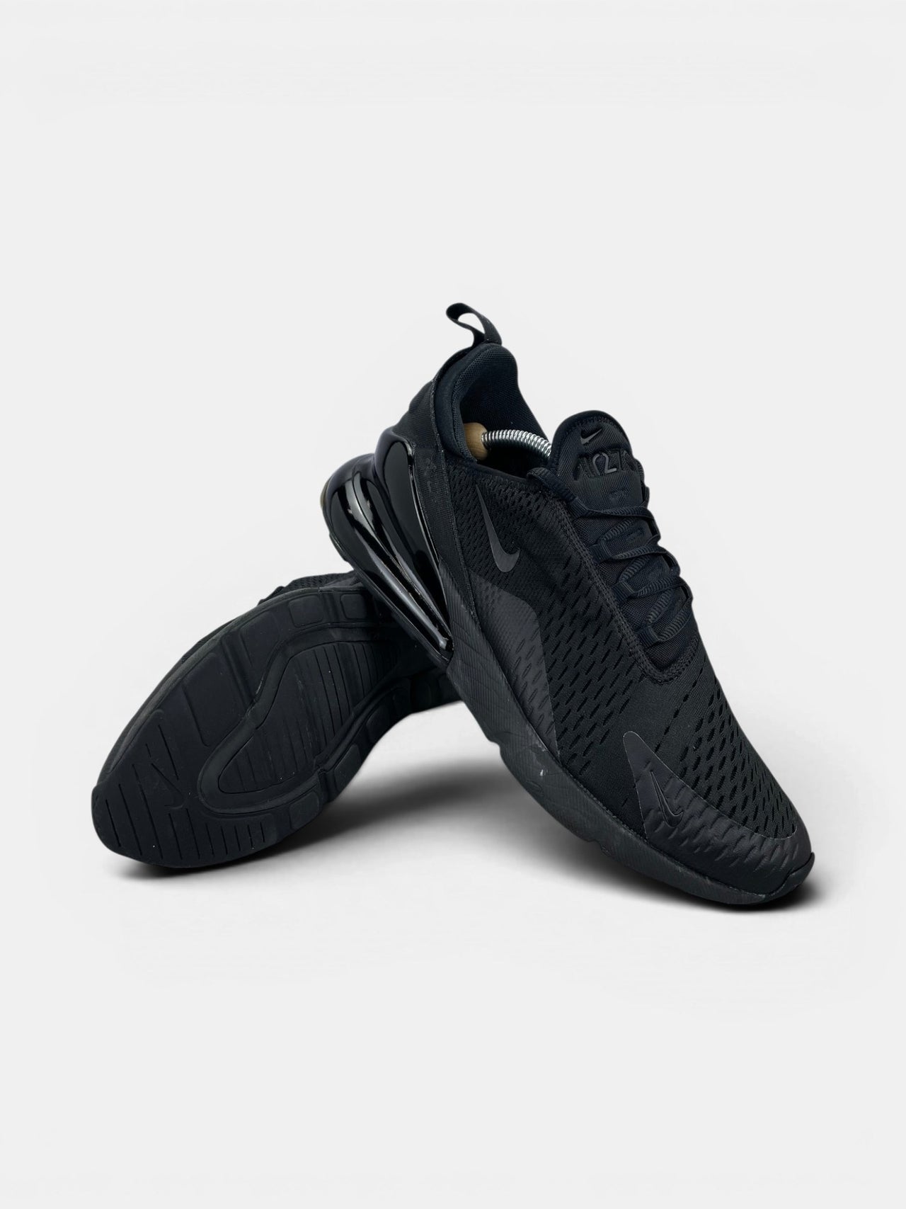 Nike Air Max 270 Triple Black — buty sportowe męskie w bardzo dobrym stanie rozmiar 46, boczny profil
