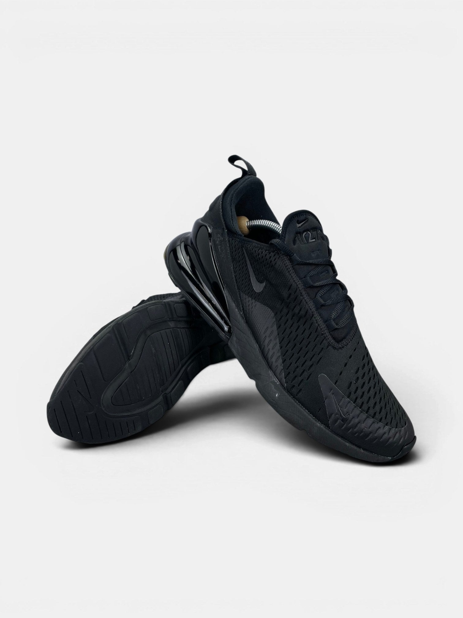 Nike Air Max 270 Triple Black — buty sportowe męskie w bardzo dobrym stanie rozmiar 46, boczny profil
