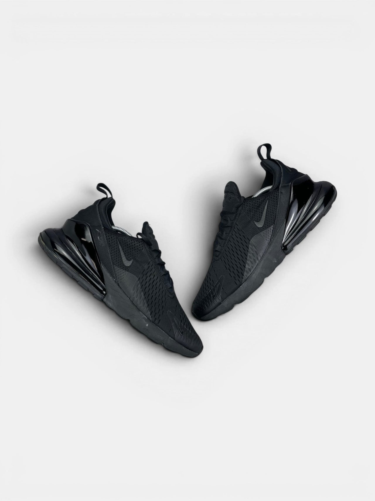 Nike Air Max 270 Triple Black — buty sportowe męskie w bardzo dobrym stanie rozmiar 46, widok z góry na zewnętrzną stronę butów