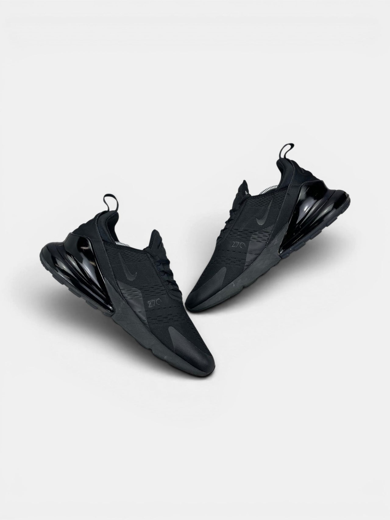 Nike Air Max 270 Triple Black — buty sportowe męskie w bardzo dobrym stanie rozmiar 46, zewnętrzny panel prawego buta