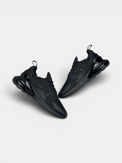 Nike Air Max 270 Triple Black — buty sportowe męskie w bardzo dobrym stanie rozmiar 46, zewnętrzny panel prawego buta
