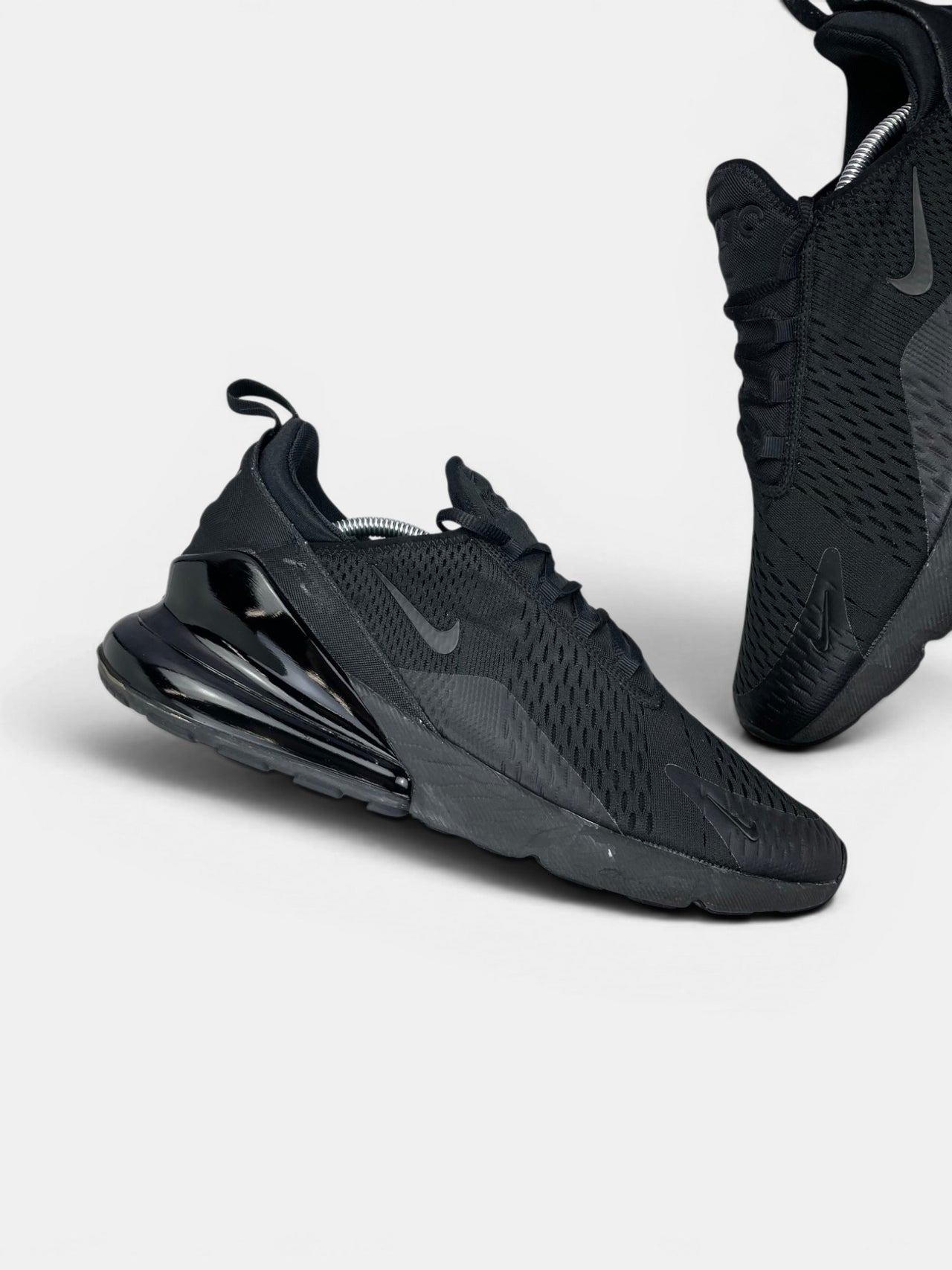 Nike Air Max 270 Triple Black — buty sportowe męskie w bardzo dobrym stanie rozmiar 46, zewnętrzny panel lewego buta