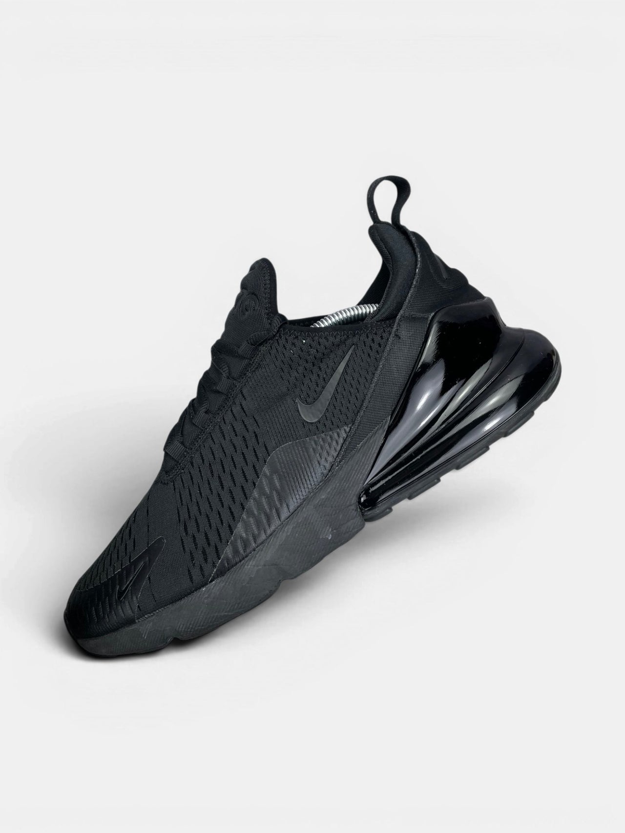 Nike Air Max 270 Triple Black — buty sportowe męskie w bardzo dobrym stanie rozmiar 46, widok z góry na wewnętrzną stronę butów