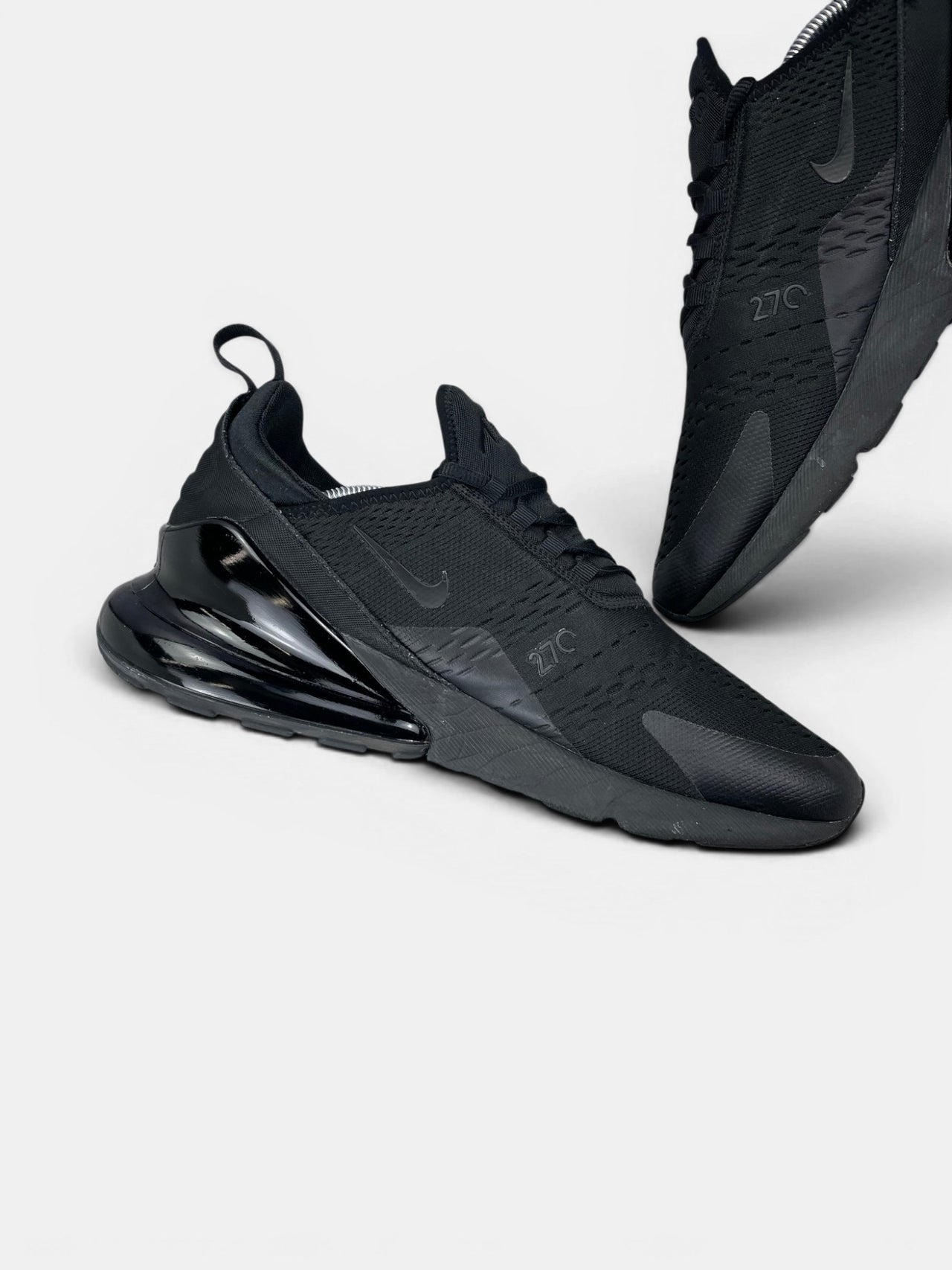 Nike Air Max 270 Triple Black — buty sportowe męskie w bardzo dobrym stanie rozmiar 46, wewnętrzny panel lewego buta
