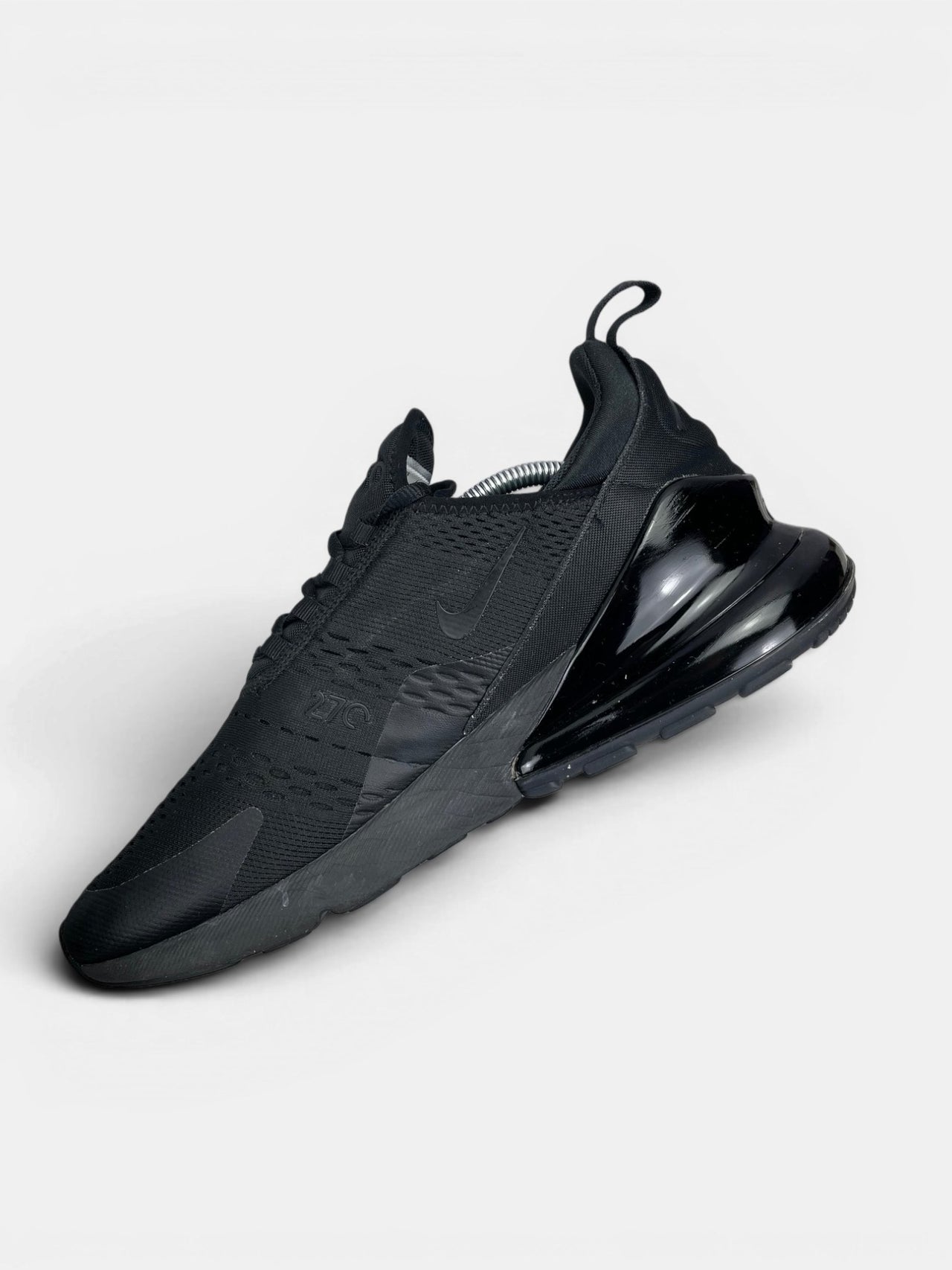 Nike Air Max 270 Triple Black — buty sportowe męskie w bardzo dobrym stanie rozmiar 46, wewnętrzny panel prawego buta
