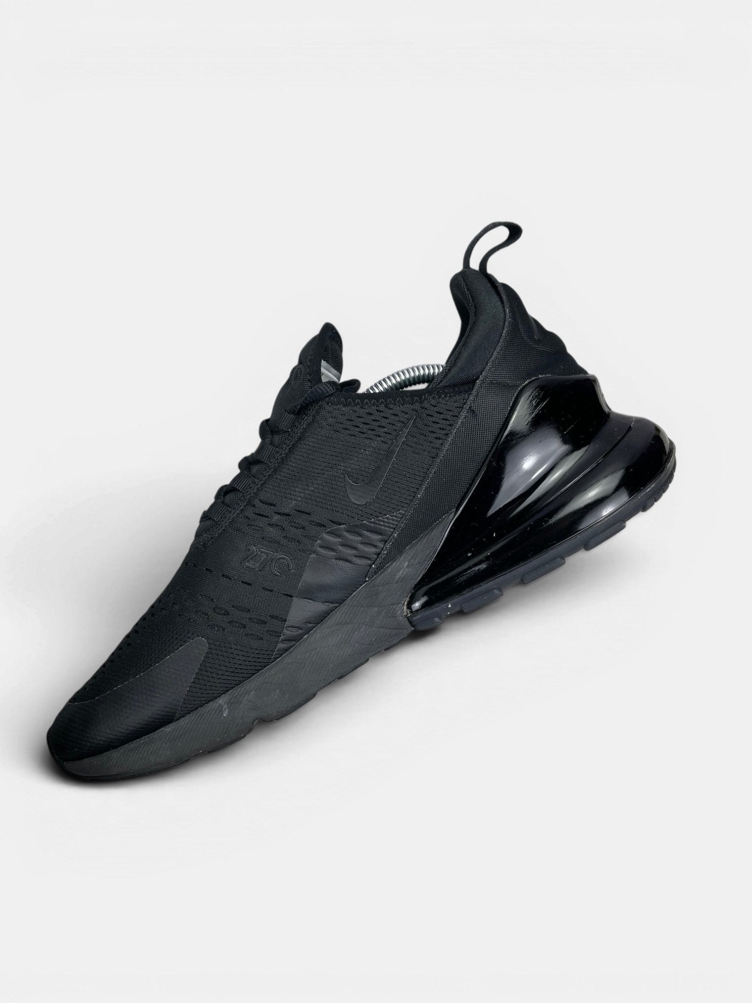 Nike Air Max 270 Triple Black — buty sportowe męskie w bardzo dobrym stanie rozmiar 46, wewnętrzny panel prawego buta