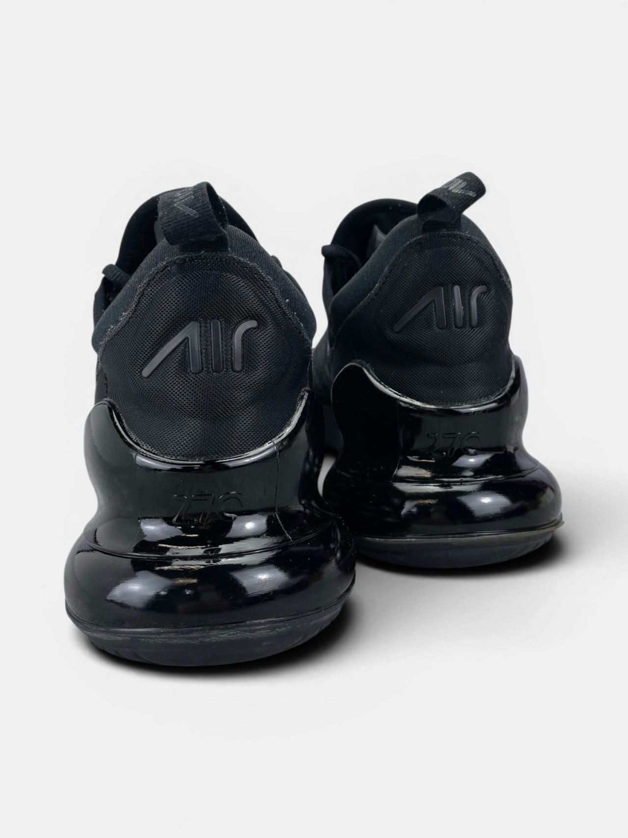 Nike Air Max 270 Triple Black — buty sportowe męskie w bardzo dobrym stanie rozmiar 46, widok z tyłu