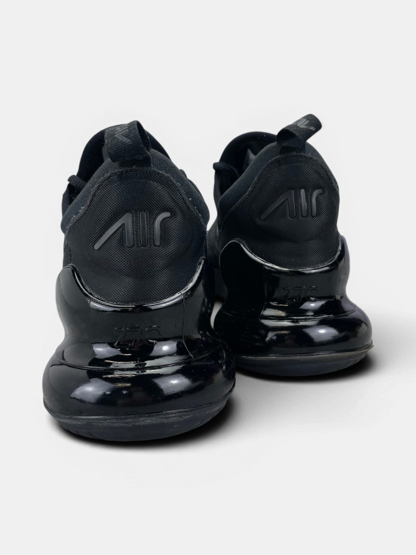 Nike Air Max 270 Triple Black — buty sportowe męskie w bardzo dobrym stanie rozmiar 46, widok z tyłu