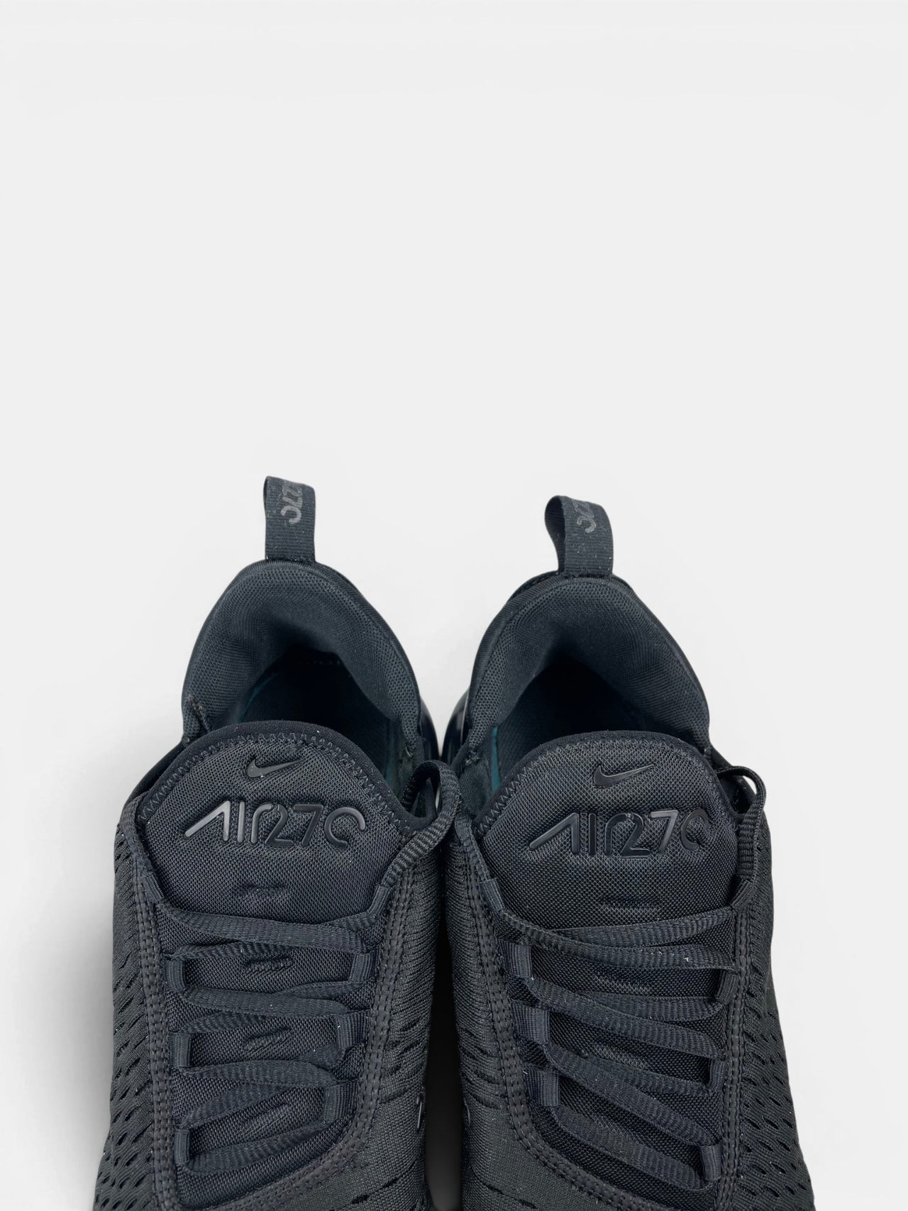 Nike Air Max 270 Triple Black — buty sportowe męskie w bardzo dobrym stanie rozmiar 46, zapiętki butów