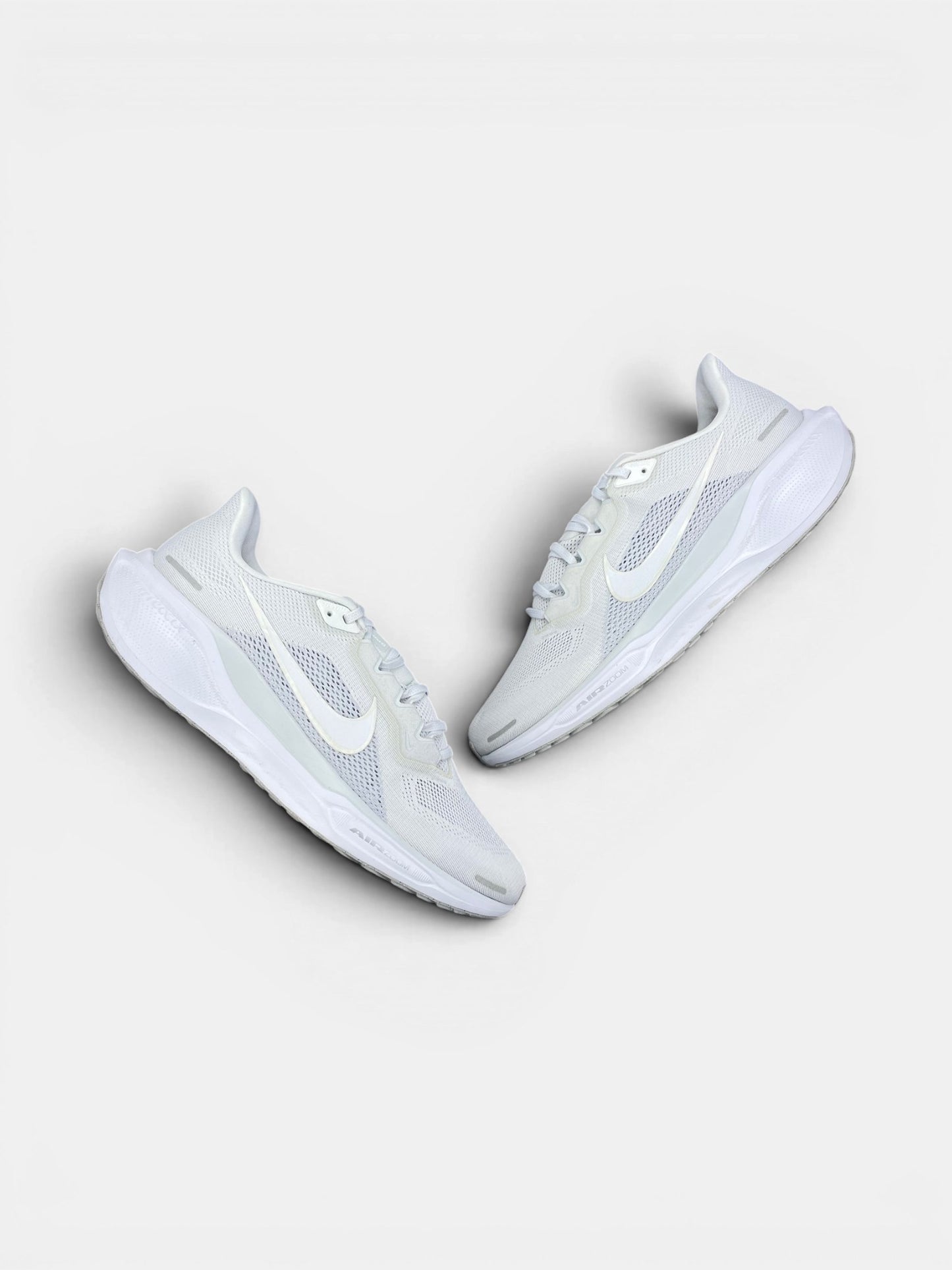 Nike Pegasus 41 Pure Platinum — buty sportowe męskie w bardzo dobrym stanie rozmiar 47, widok z góry na zewnętrzną stronę butów