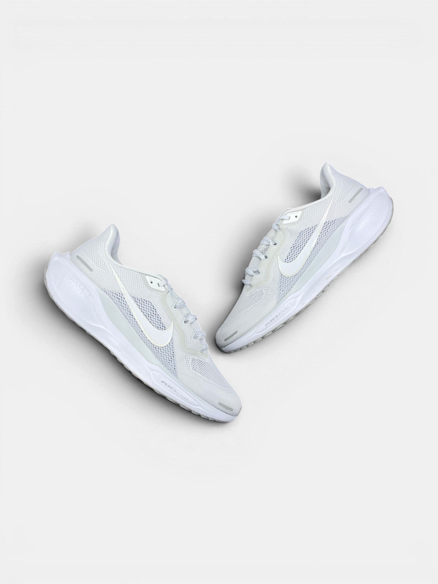 Nike Pegasus 41 Pure Platinum — buty sportowe męskie w bardzo dobrym stanie rozmiar 47, widok z góry na zewnętrzną stronę butów