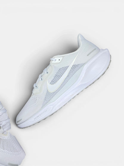 Nike Pegasus 41 Pure Platinum — buty sportowe męskie w bardzo dobrym stanie rozmiar 47, widok z góry na wewnętrzną stronę butów
