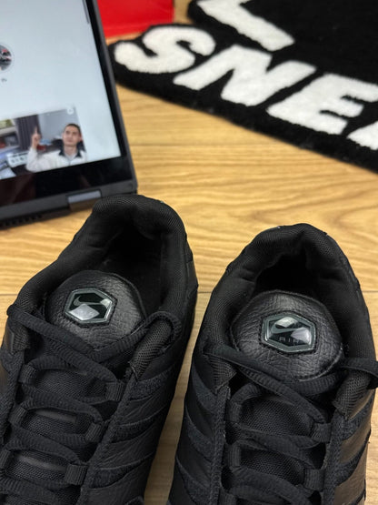 Nike Air Max Plus “Triple Black Leather” Triple Black — buty sportowe męskie w bardzo dobrym stanie rozmiar 44.5, widok z boku
