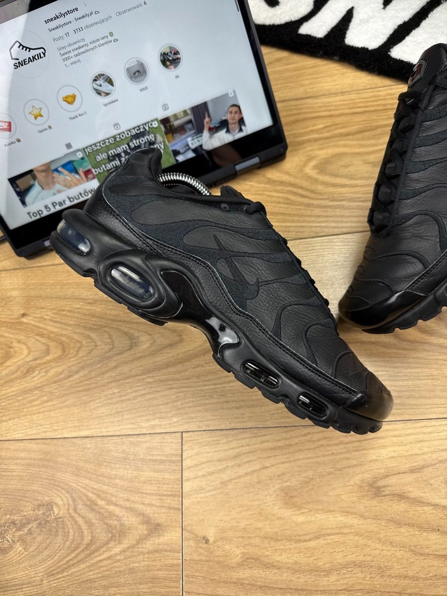 Nike Air Max Plus “Triple Black Leather” Triple Black — buty sportowe męskie w bardzo dobrym stanie rozmiar 44.5, widok z góry na zewnętrzną stronę butów
