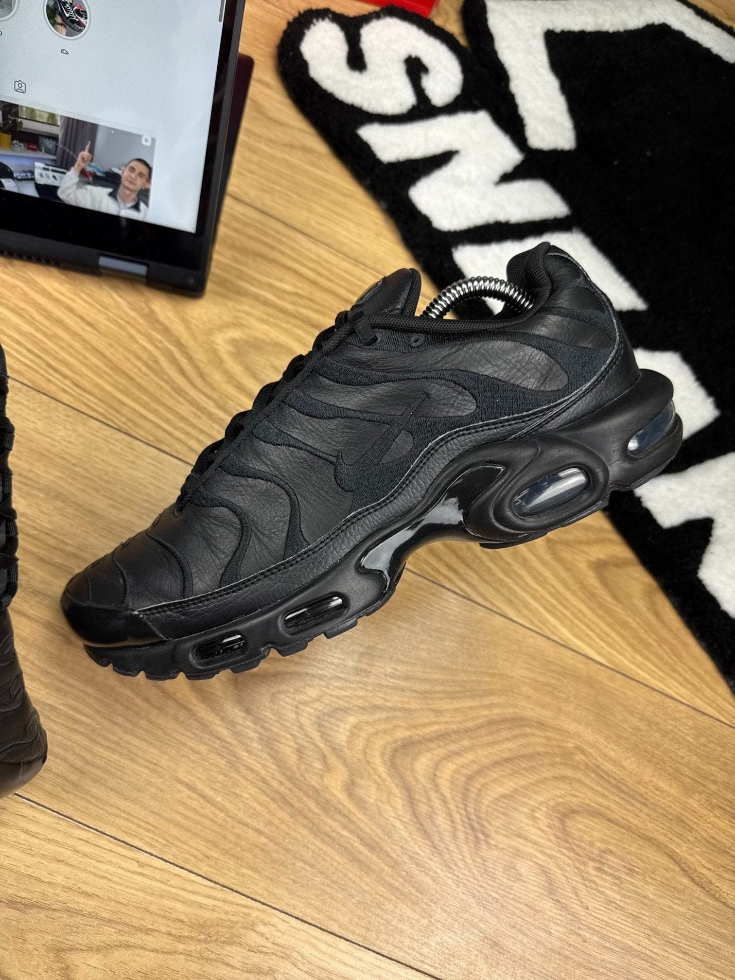 Nike Air Max Plus “Triple Black Leather” Triple Black — buty sportowe męskie w bardzo dobrym stanie rozmiar 44.5, zewnętrzny panel prawego buta