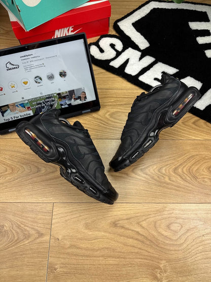 Nike Air Max Plus “Triple Black Leather” Triple Black — buty sportowe męskie w bardzo dobrym stanie rozmiar 44.5, zewnętrzny panel lewego buta