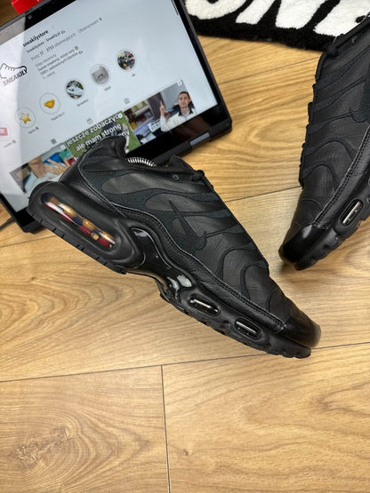 Nike Air Max Plus “Triple Black Leather” Triple Black — buty sportowe męskie w bardzo dobrym stanie rozmiar 44.5, widok z góry na wewnętrzną stronę butów
