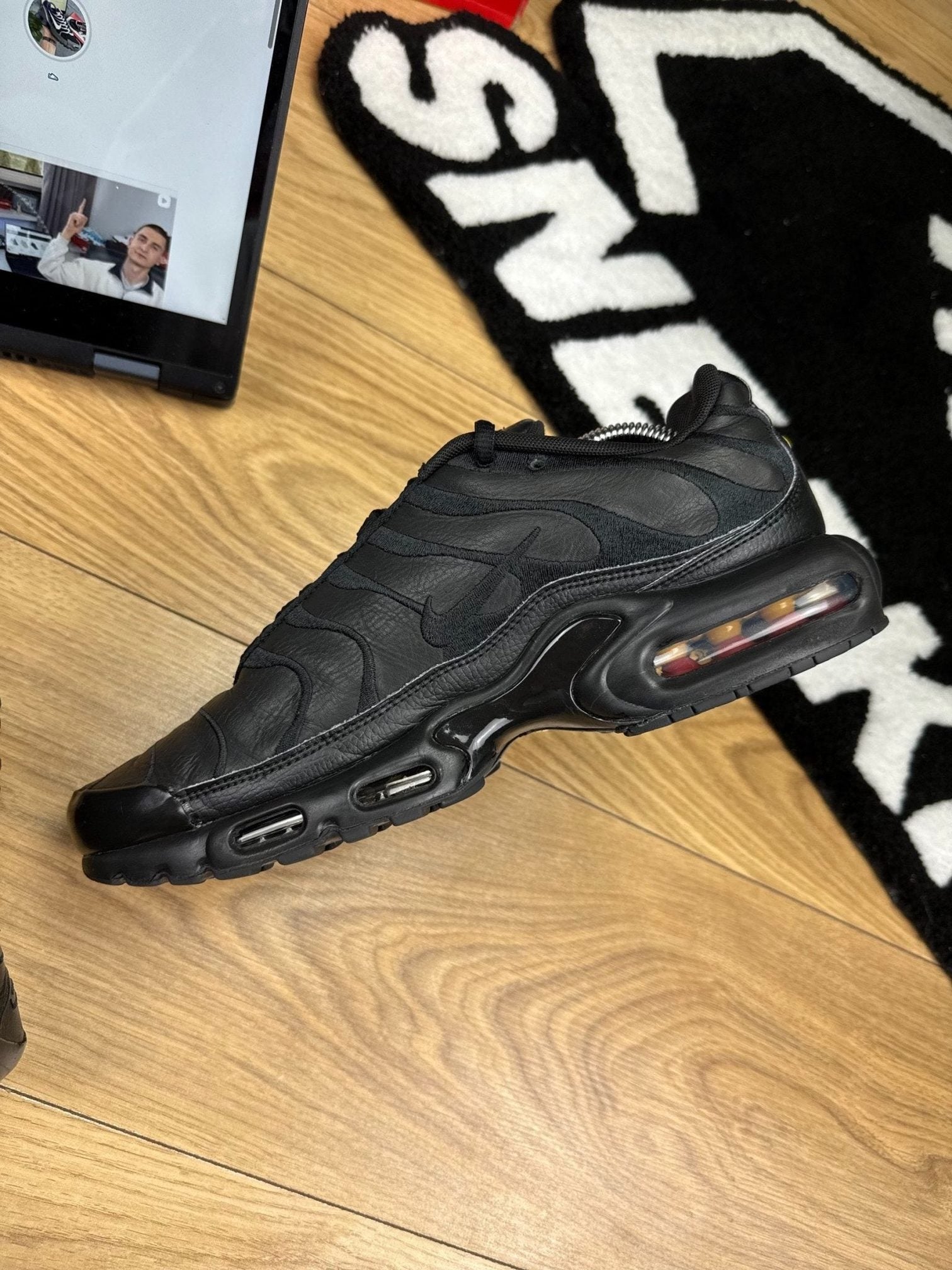 Nike Air Max Plus “Triple Black Leather” Triple Black — buty sportowe męskie w bardzo dobrym stanie rozmiar 44.5, wewnętrzny panel lewego buta