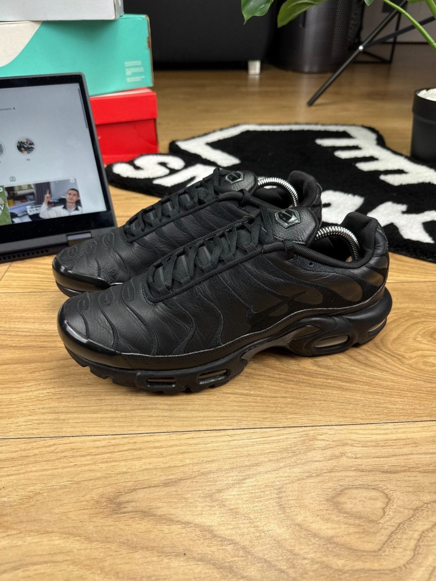 Nike Air Max Plus “Triple Black Leather” Triple Black — buty sportowe męskie w bardzo dobrym stanie rozmiar 44.5, wewnętrzny panel prawego buta