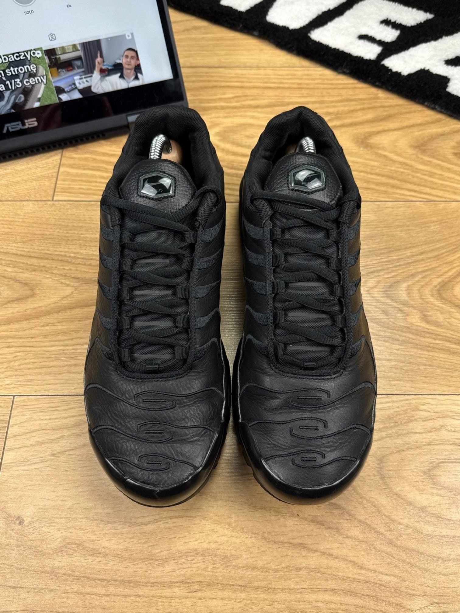 Nike Air Max Plus “Triple Black Leather” Triple Black — buty sportowe męskie w bardzo dobrym stanie rozmiar 44.5, widok z góry