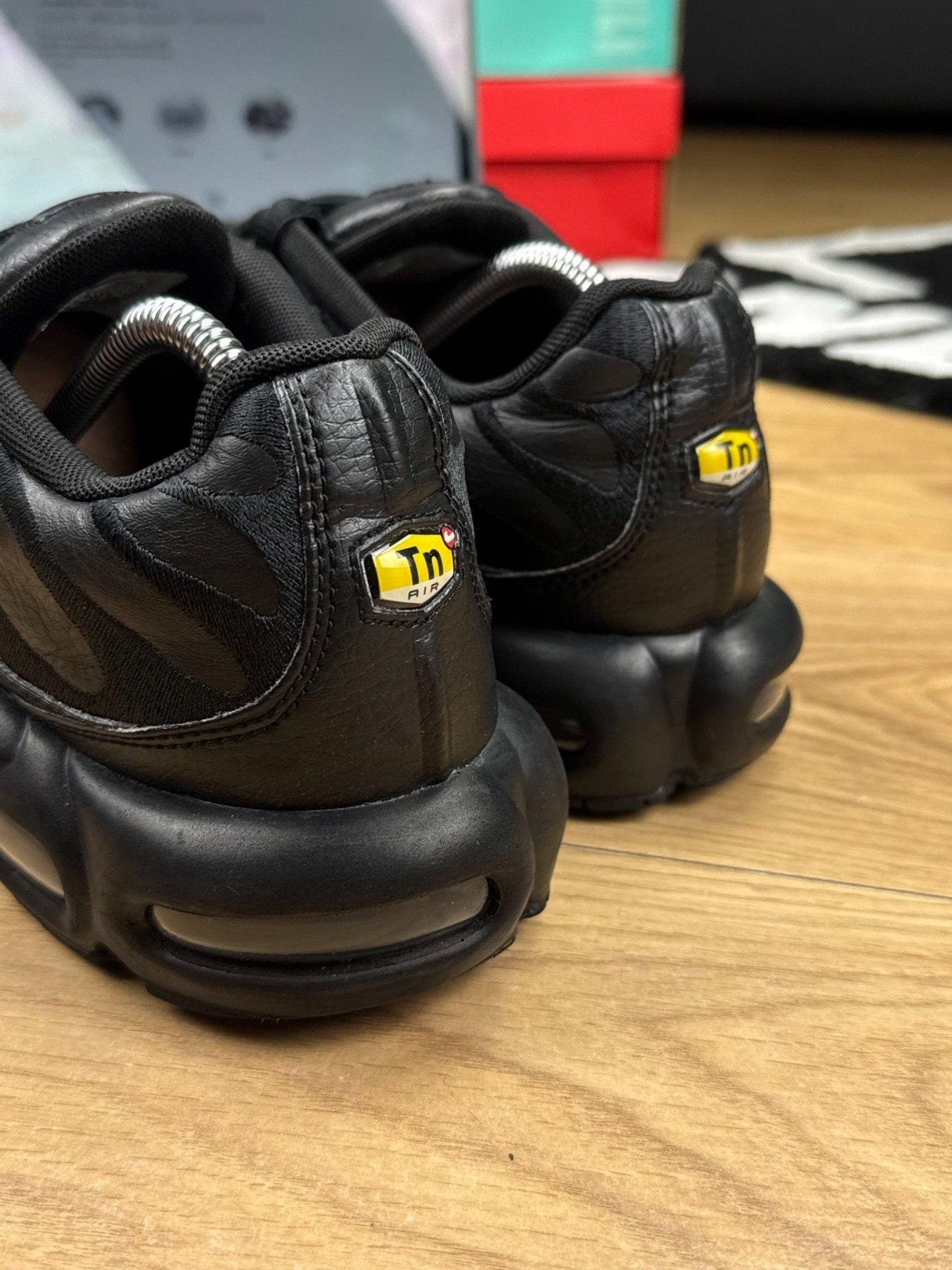 Nike Air Max Plus “Triple Black Leather” Triple Black — buty sportowe męskie w bardzo dobrym stanie rozmiar 44.5, widok z tyłu