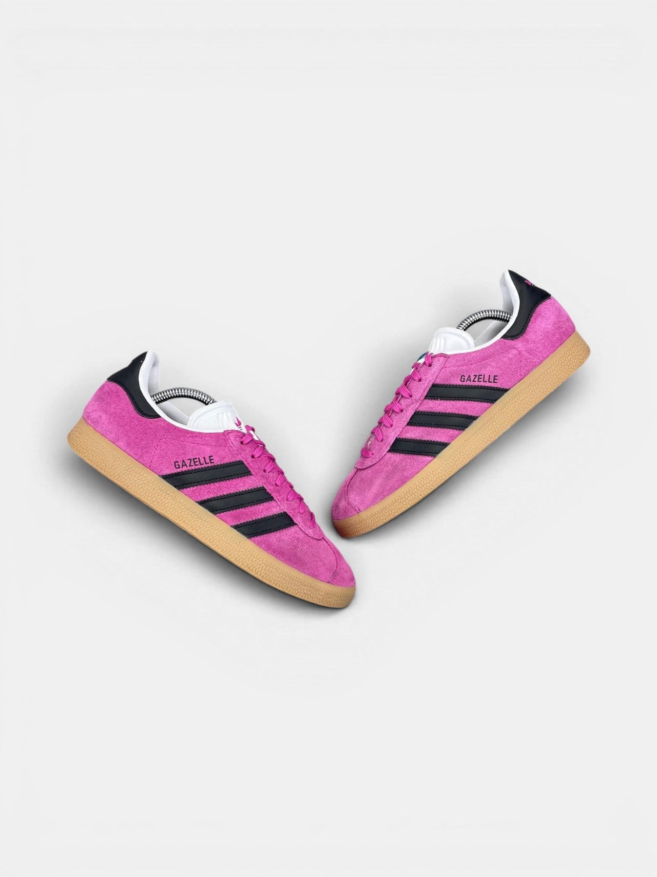 Adidas Gazelle — buty sportowe damskie w bardzo dobrym stanie rozmiar 40, widok z góry na zewnętrzną stronę butów