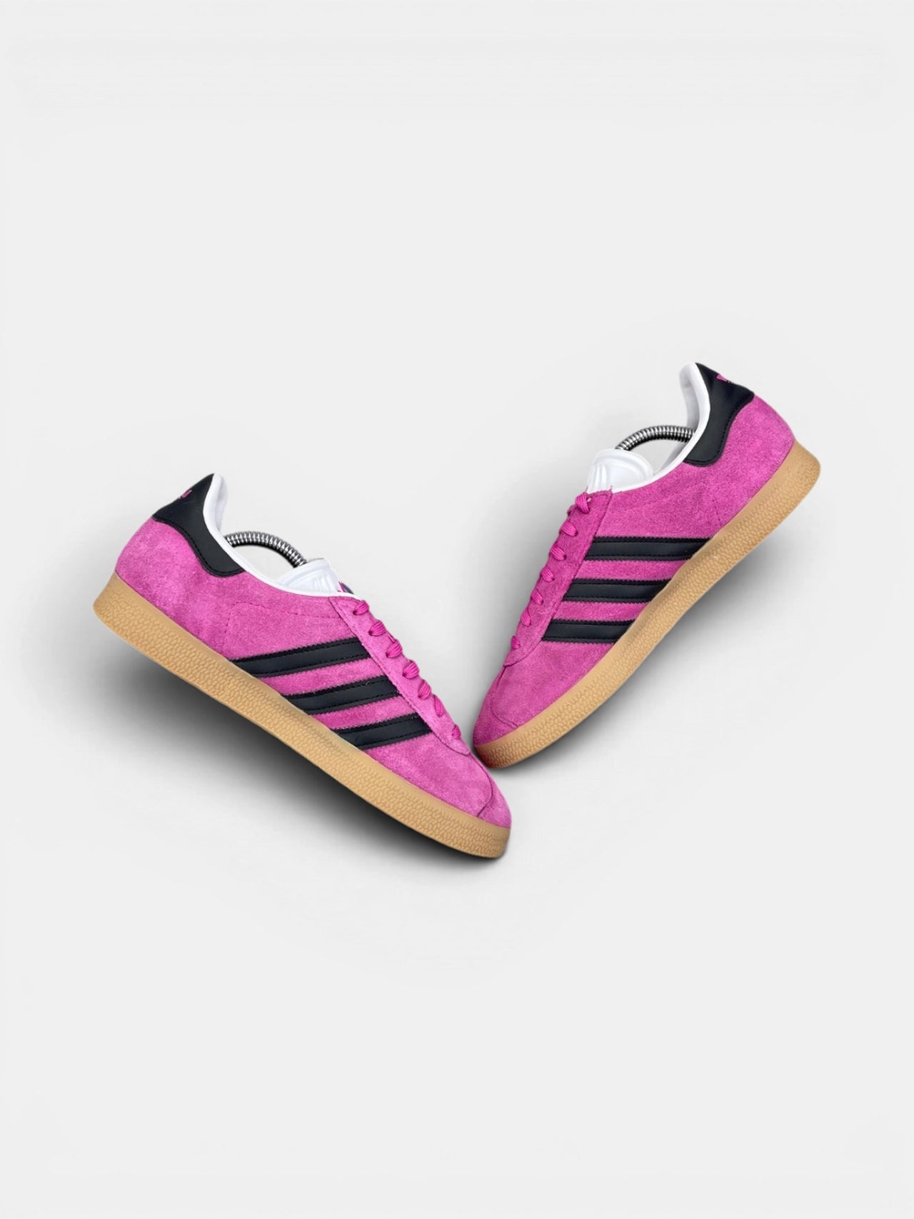 Adidas Gazelle — buty sportowe damskie w bardzo dobrym stanie rozmiar 40, zewnętrzny panel prawego buta