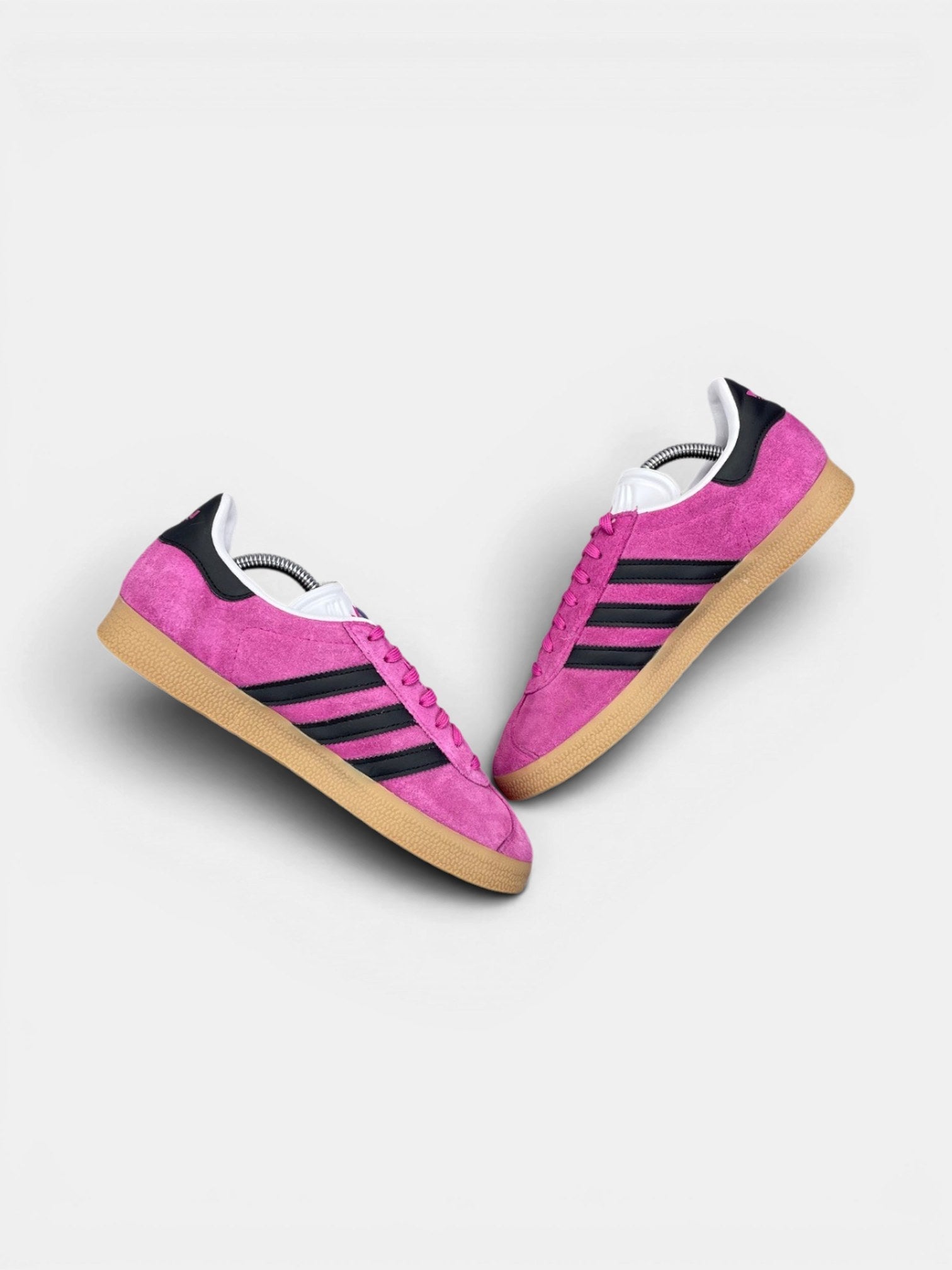 Adidas Gazelle — buty sportowe damskie w bardzo dobrym stanie rozmiar 40, zewnętrzny panel prawego buta