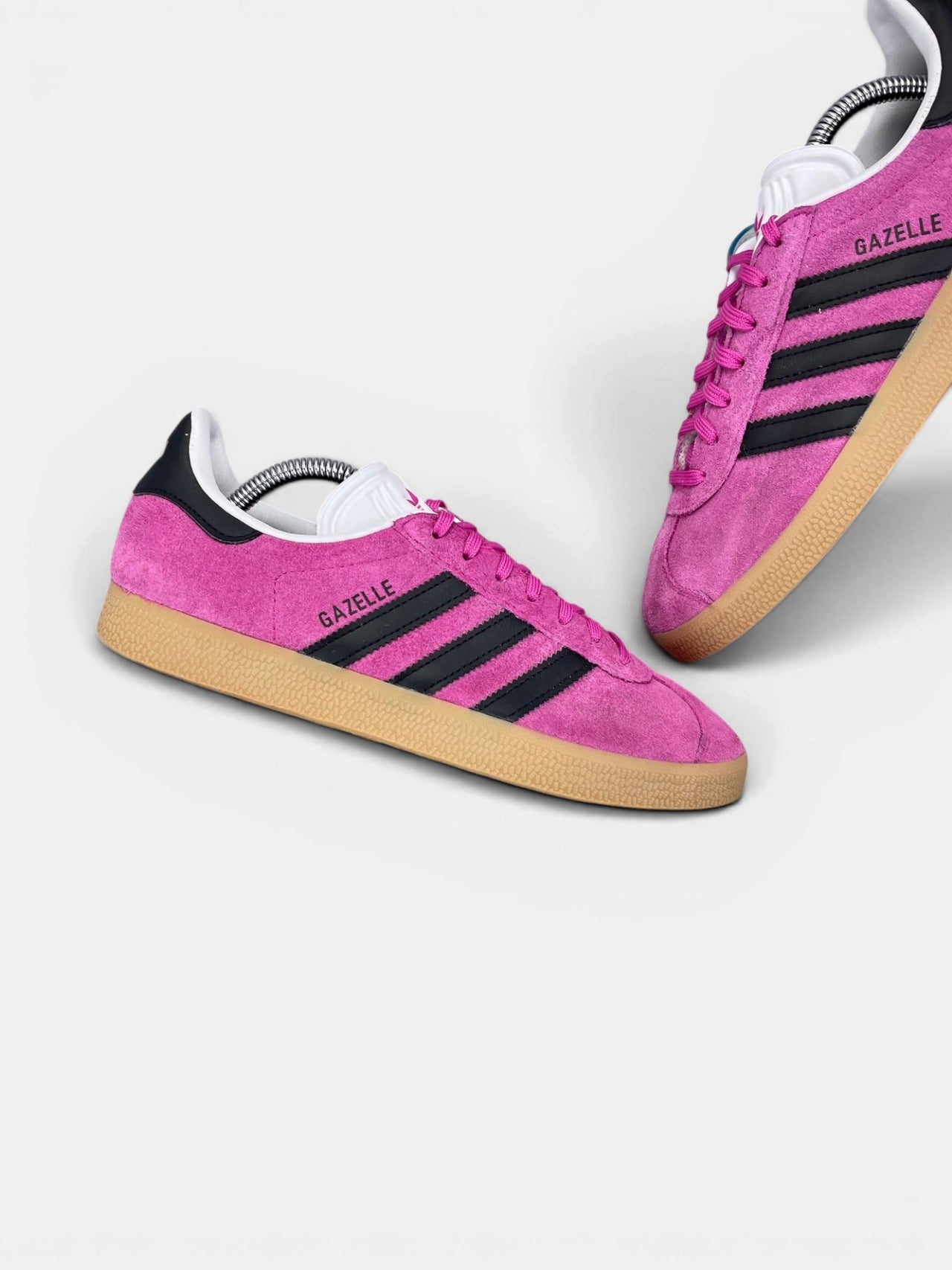 Adidas Gazelle — buty sportowe damskie w bardzo dobrym stanie rozmiar 40, zewnętrzny panel lewego buta