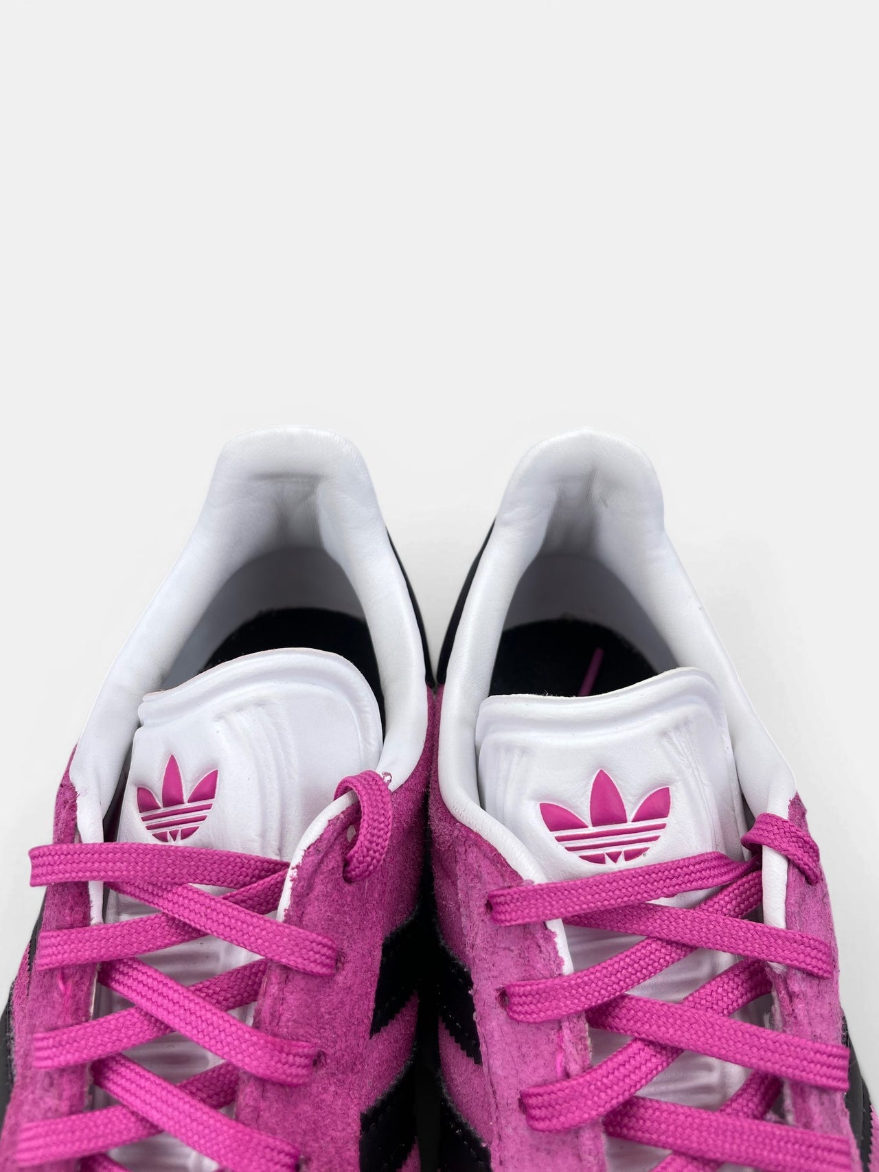 Adidas Gazelle — buty sportowe damskie w bardzo dobrym stanie rozmiar 40, zapiętki butów