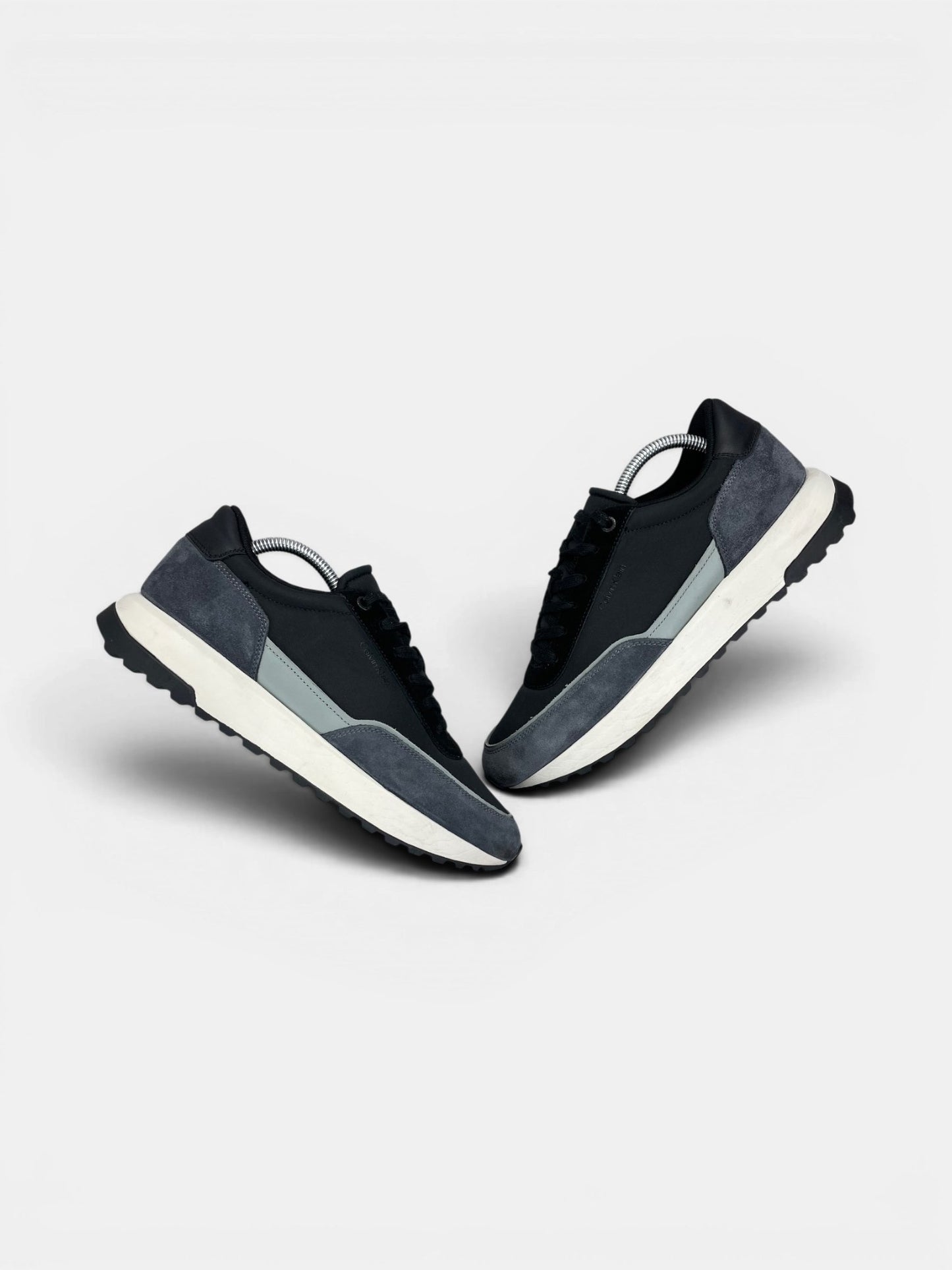 Calvin Klein Low Top Lace Up — buty sportowe męskie nowe rozmiar 42, widok z góry na zewnętrzną stronę butów