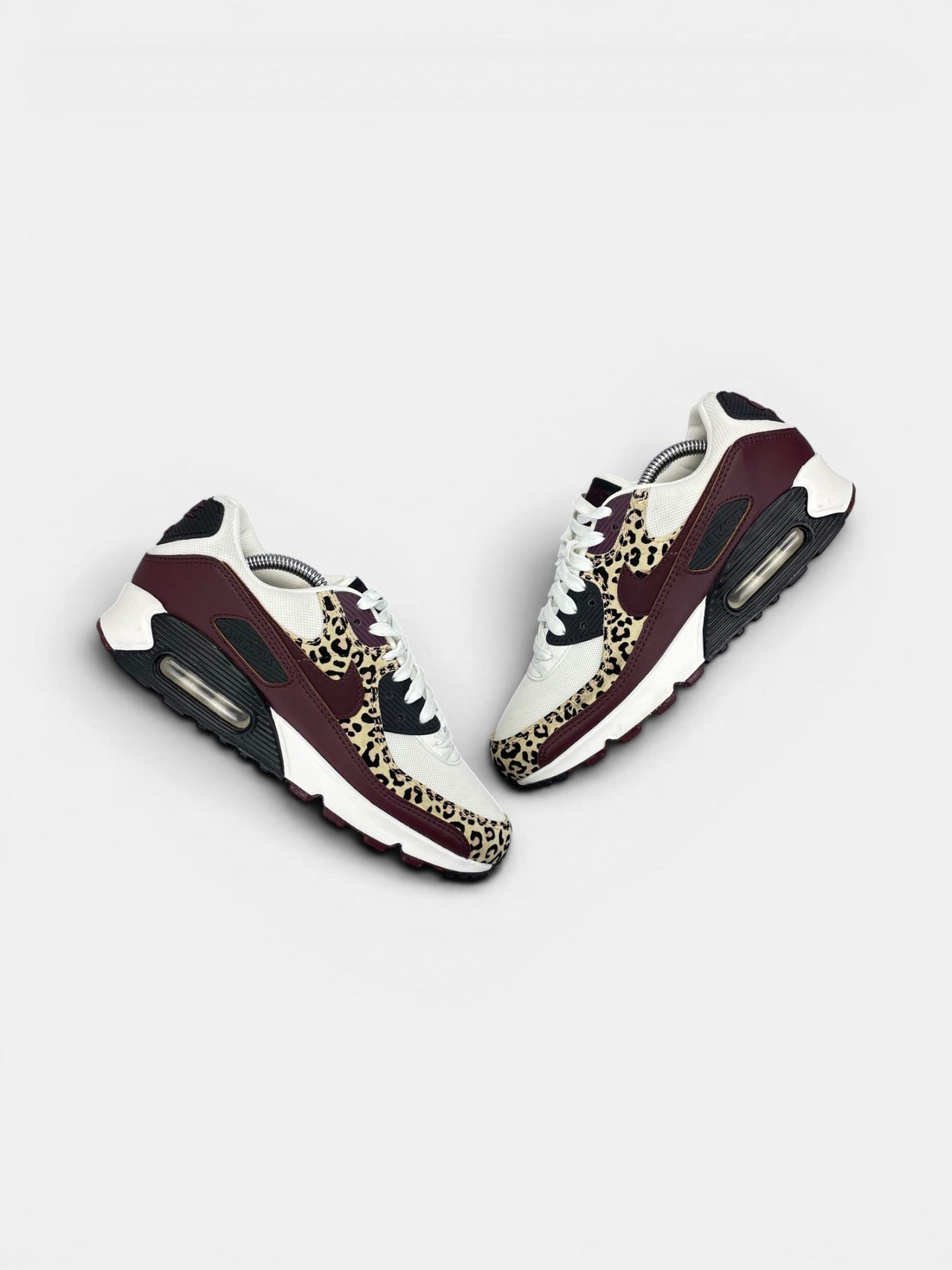 Nike Air Max 90 Nike Air Max 90 Leopard ‘Burgundy Crush’ — buty sportowe damskie w bardzo dobrym stanie rozmiar 40, widok z góry na zewnętrzną stronę butów