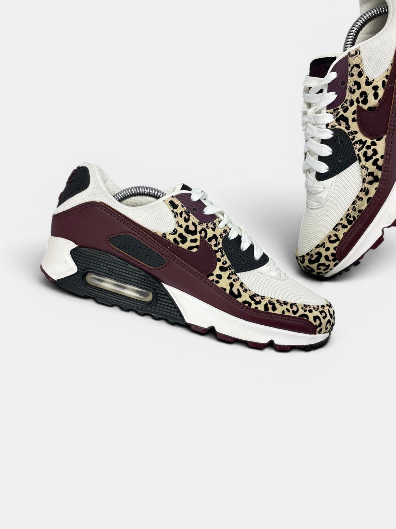 Nike Air Max 90 Nike Air Max 90 Leopard ‘Burgundy Crush’ — buty sportowe damskie w bardzo dobrym stanie rozmiar 40, zewnętrzny panel lewego buta